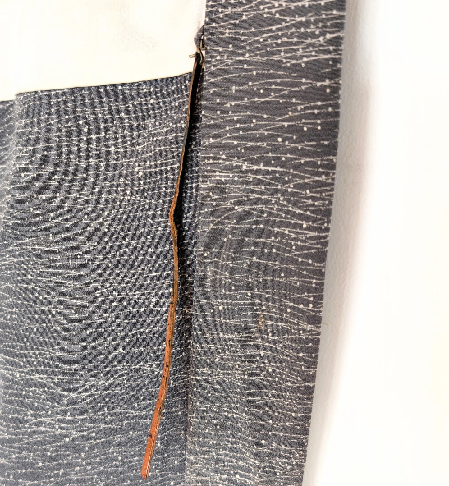 Détail du haori himo en cuir et d’une légère tache sur haori japonais vintage gris, motif Tsuyu Shiba