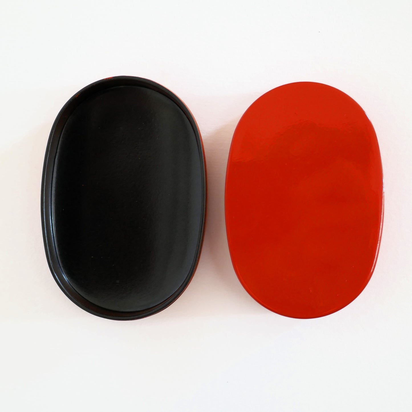 vue de dos de la boite japonaise ancienne laqué urushi orange kogedo