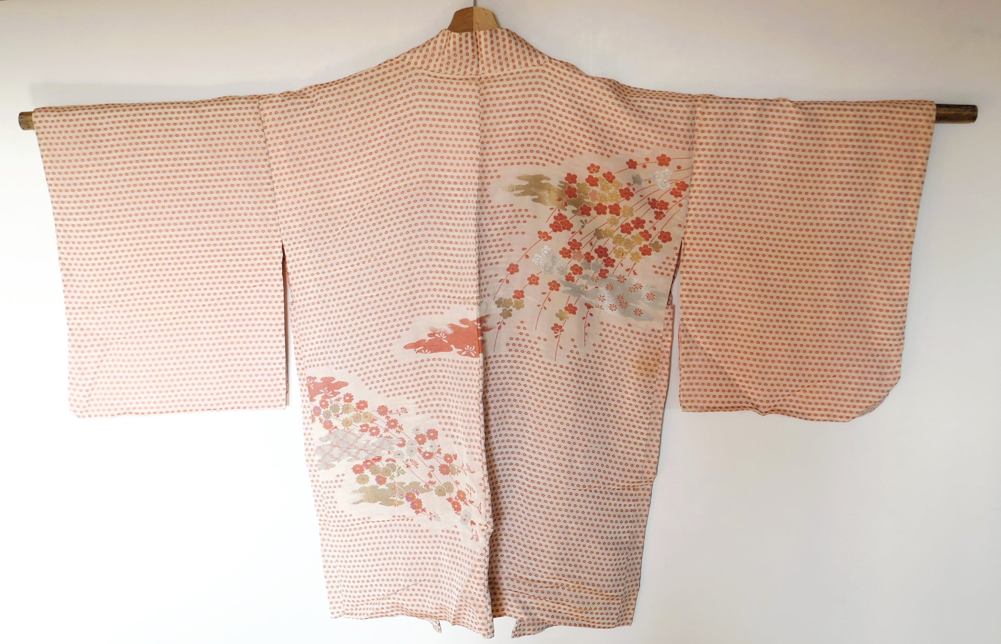 Vue arrière du haori japonais en soie avec motifs de ume et fleurs de saison.