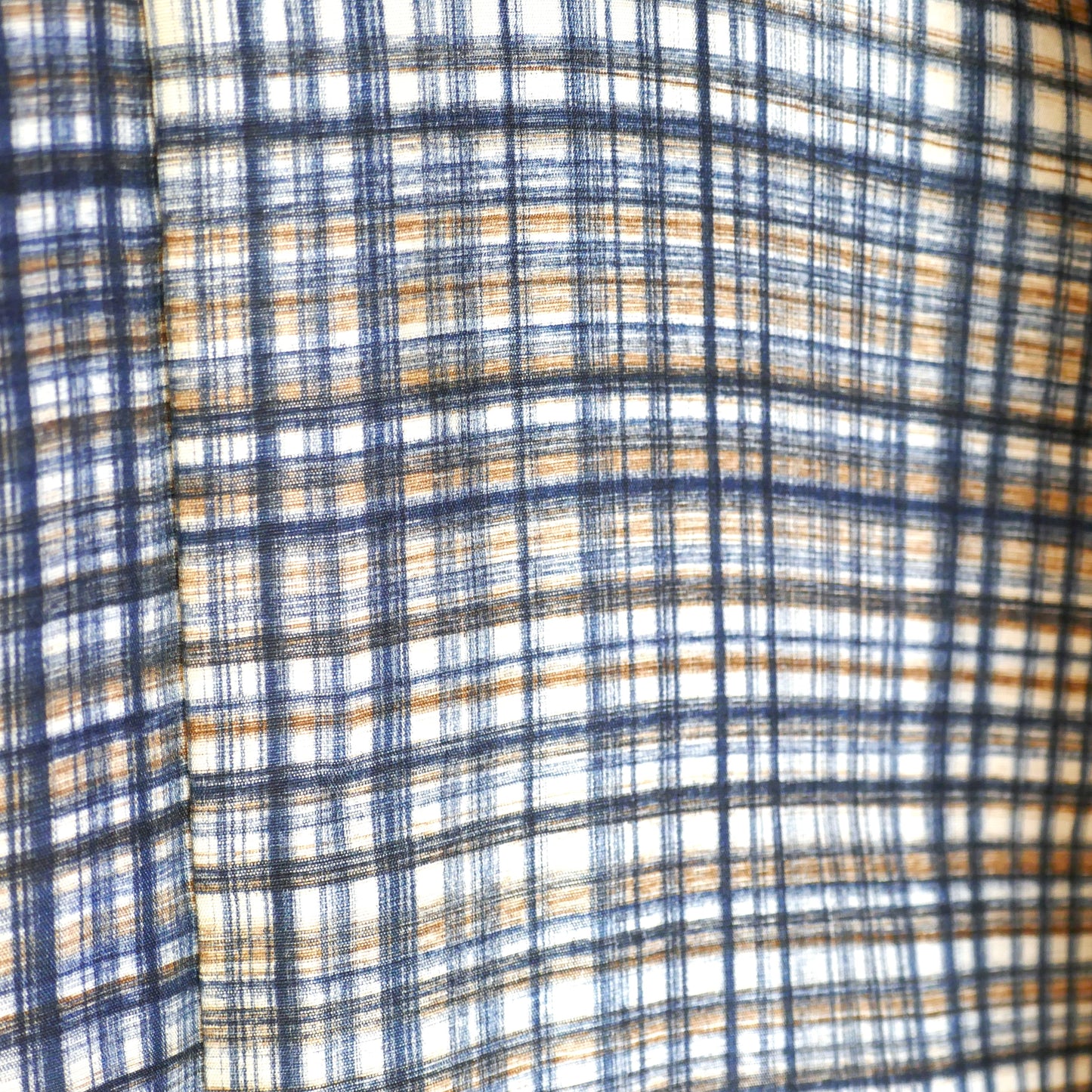 Détail macro de la doublure en soie quadrillée d’un haori kimono japonais