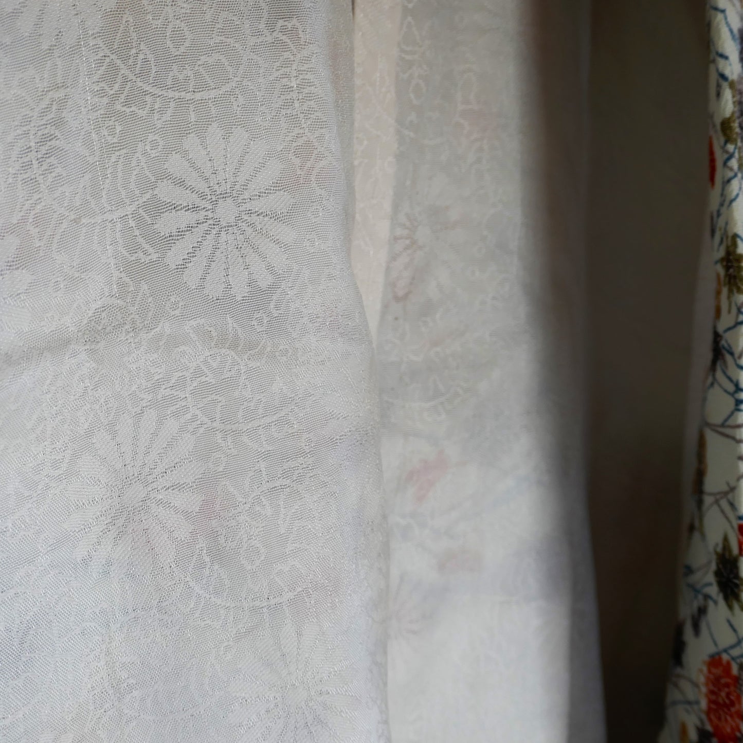 Doublure intérieure en soie blanche d’un haori japonais vintage, décorée de chrysanthèmes 菊 en ton sur ton.