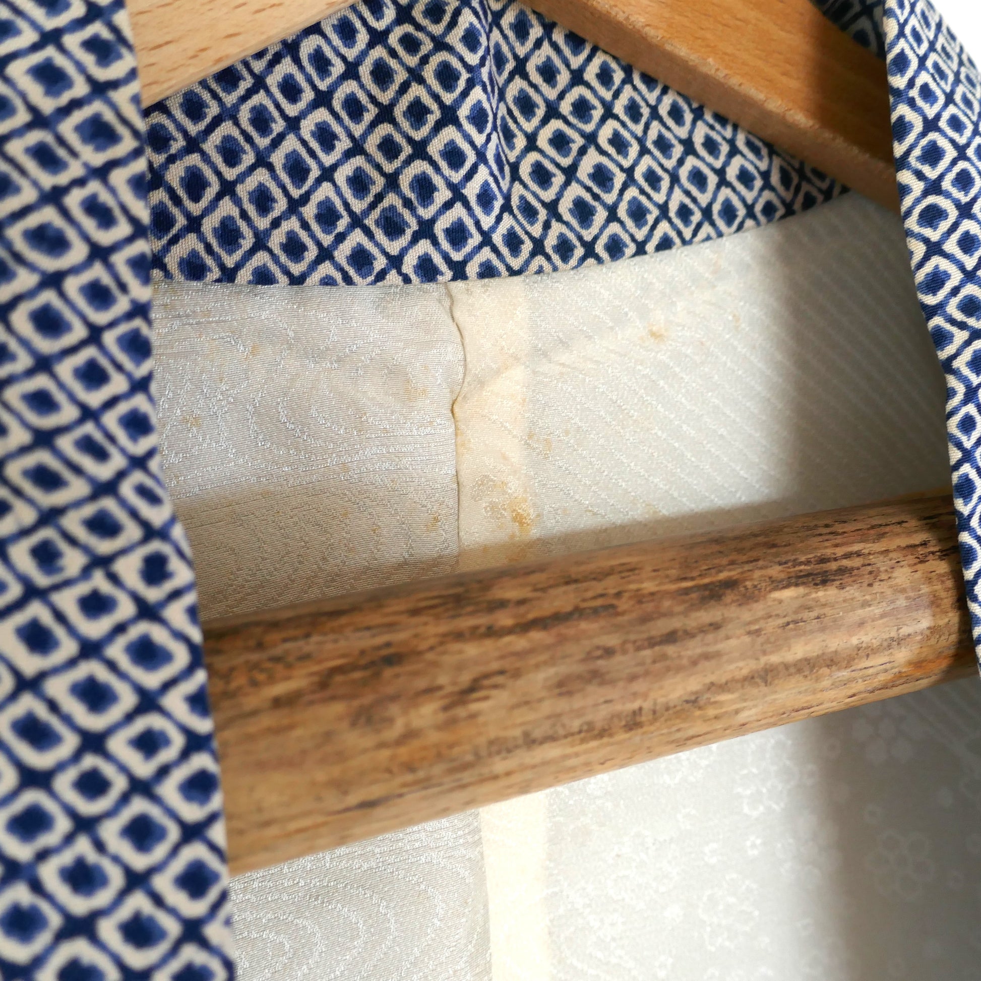 Doublure en soie blanche d’un haori japonais avec motif ume 梅 et tache jaunie au niveau du col.