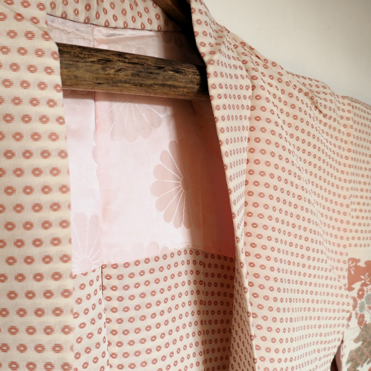 Doublure intérieure du haori en soie rose avec motifs de chrysanthèmes tissés ton sur ton.