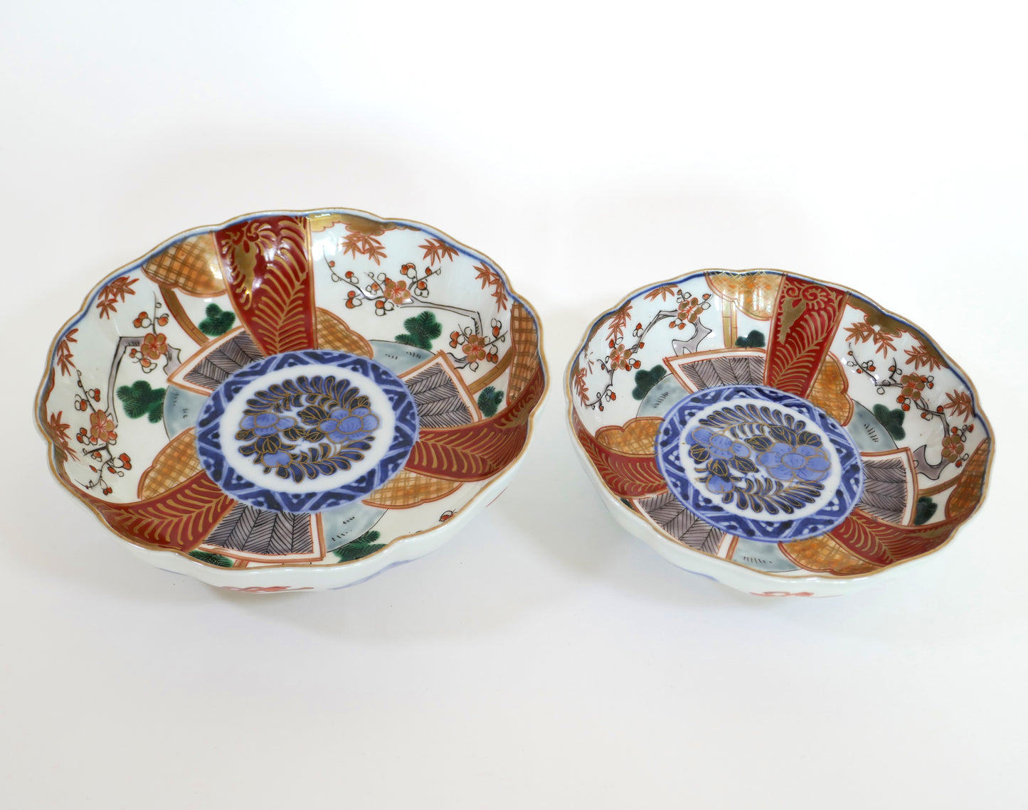 Deux assiettes Imari japonaises côte à côte, la plus grande est le produit en vente