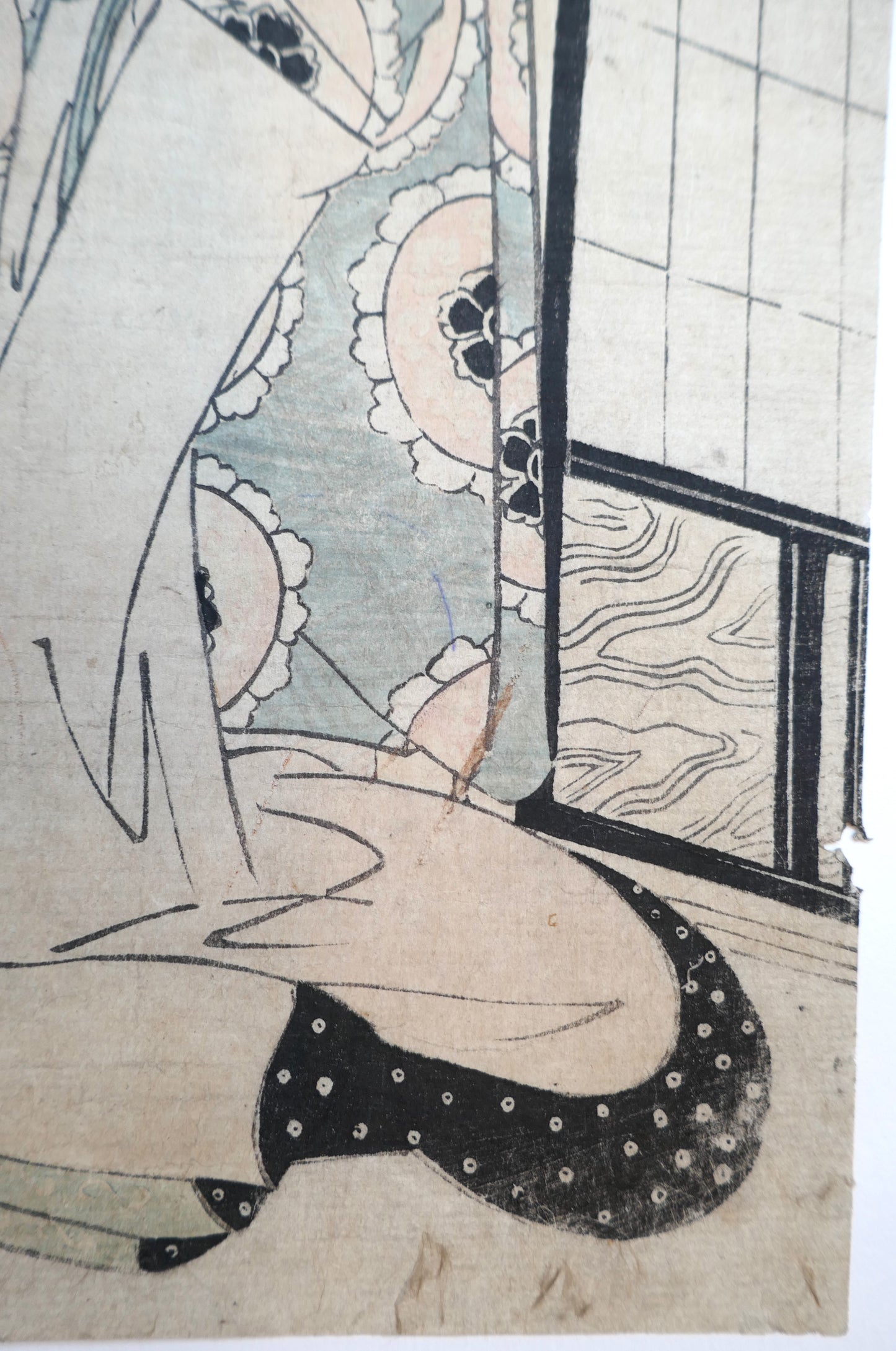 Détail du motif floral du kimono dans une estampe japonaise bijin-ga de Kikugawa Eizan, vers 1820.