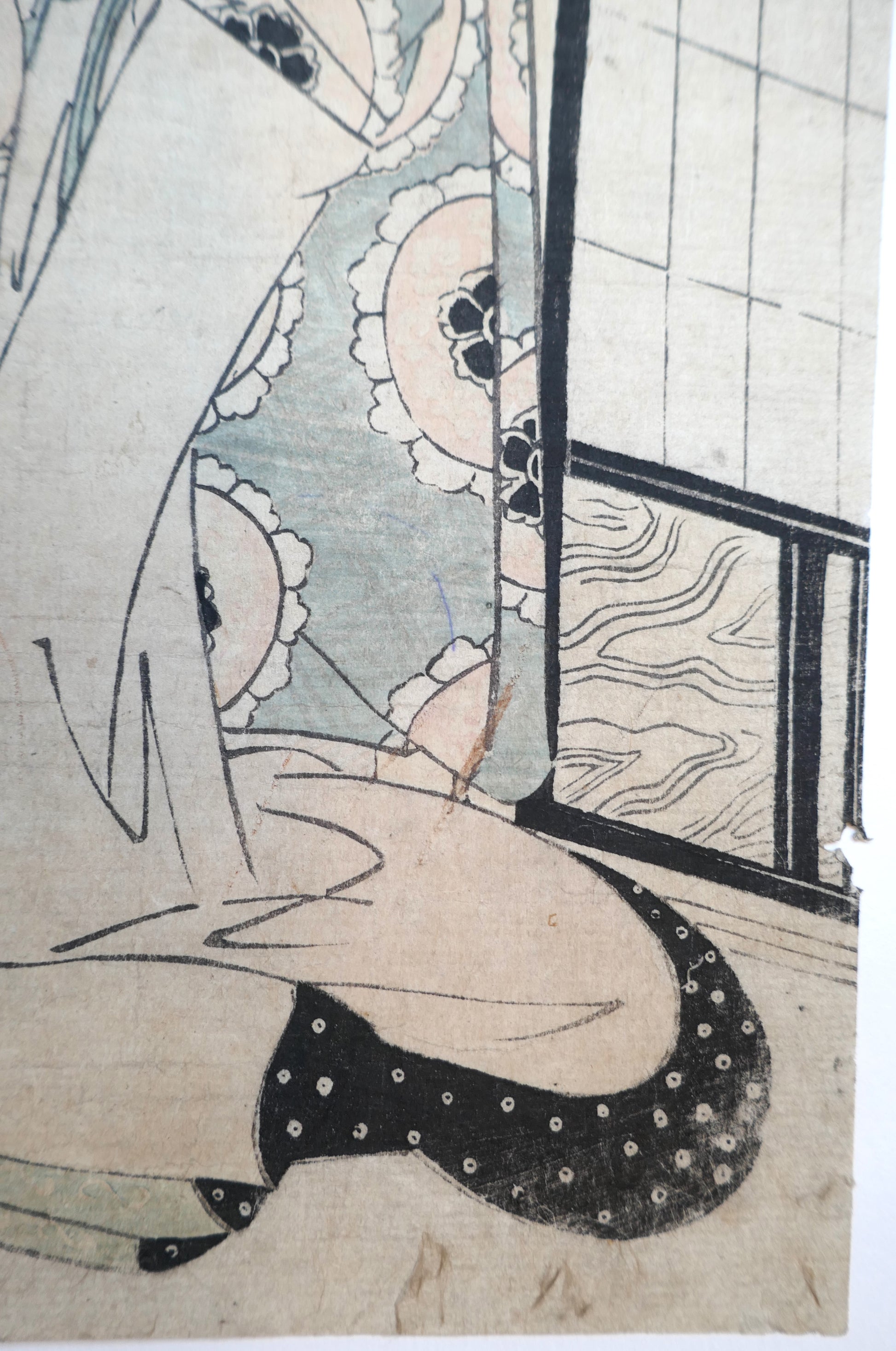 Détail du motif floral du kimono dans une estampe japonaise bijin-ga de Kikugawa Eizan, vers 1820.