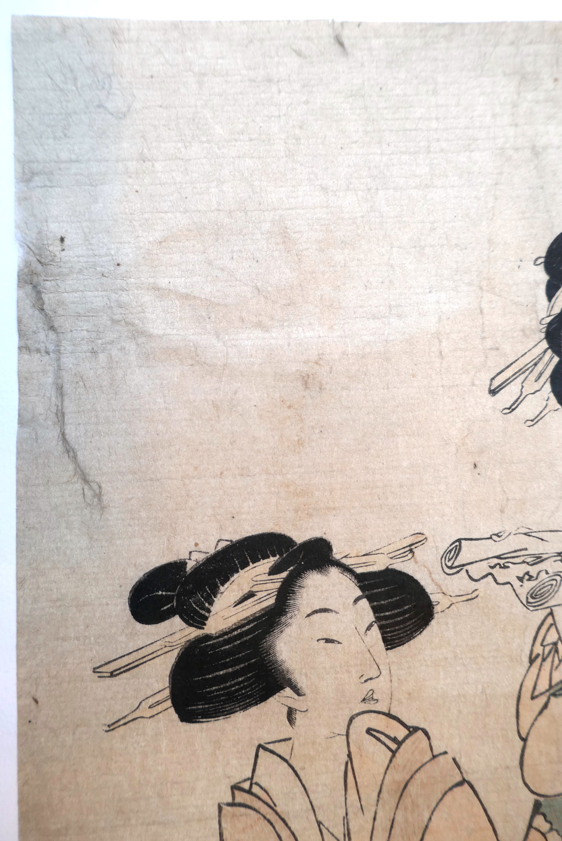 Détail du papier washi ancien avec déchirure sur une estampe bijin-ga de Kikugawa Eizan, vers 1825.