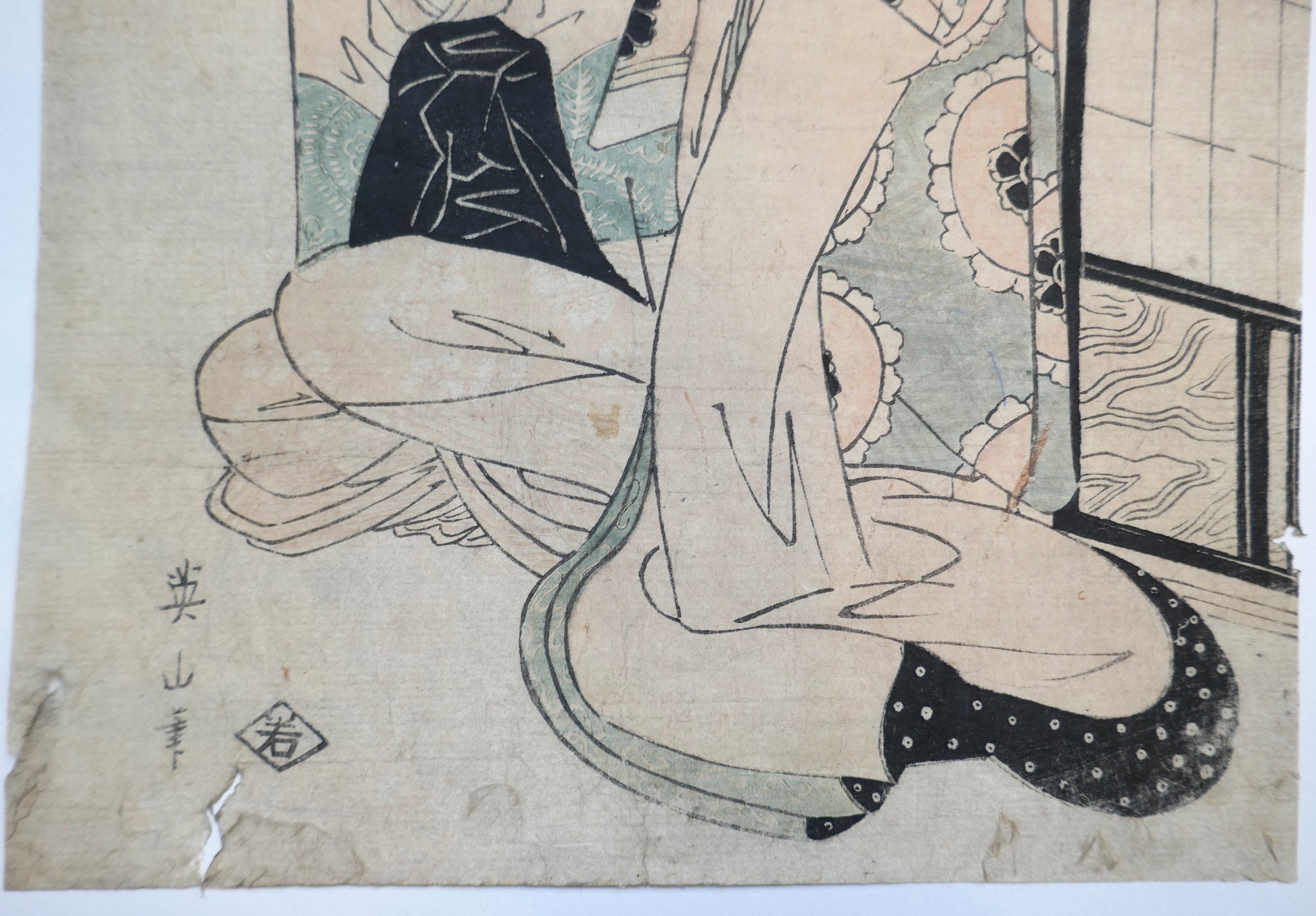 Signature de Kikugawa Eizan et détail des kimonos dans une estampe japonaise du début XIXe siècle.