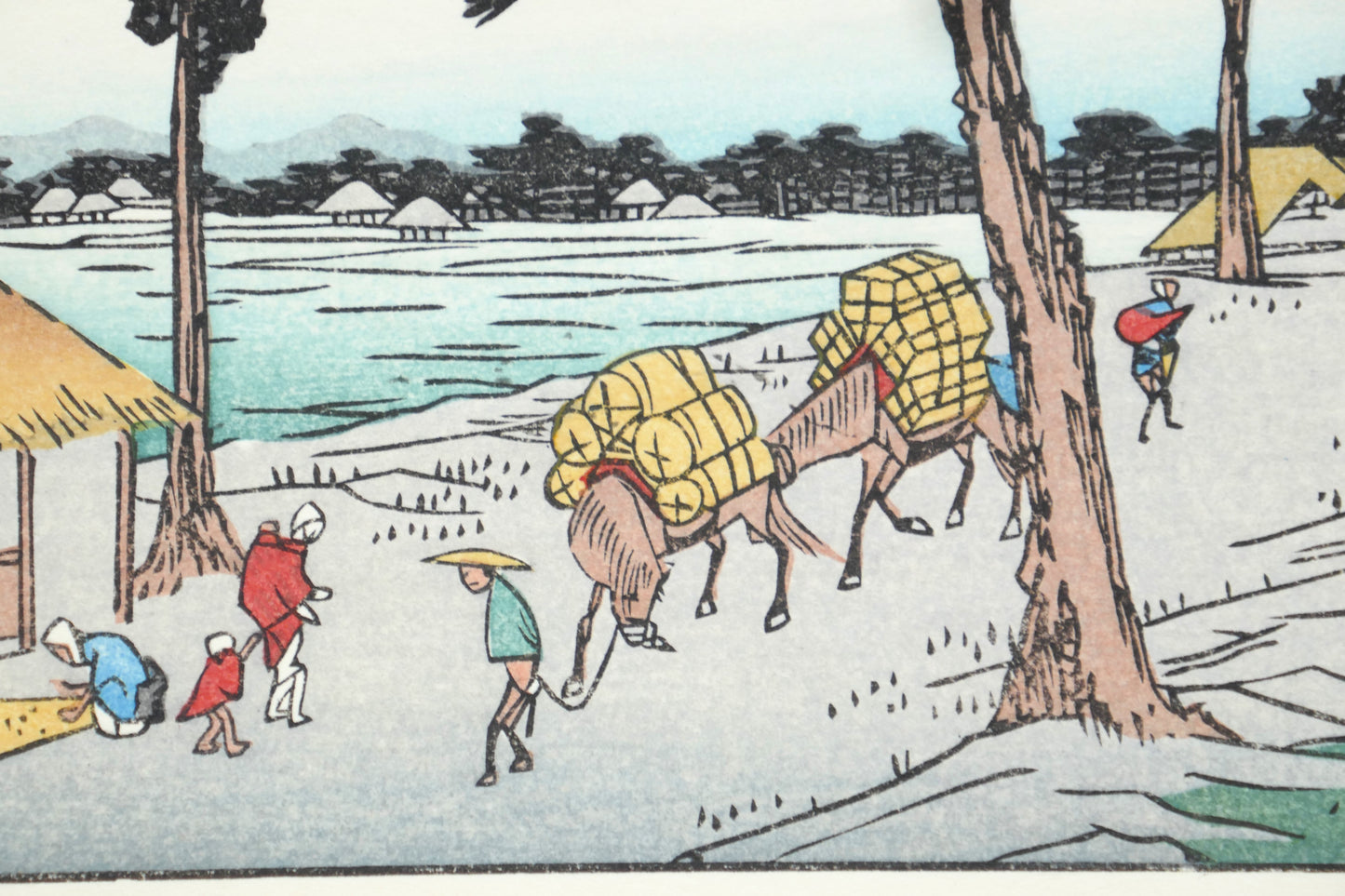 Scène de voyage avec chevaux de bât et porteurs sur la route du Tōkaidō à Fukuroi.
