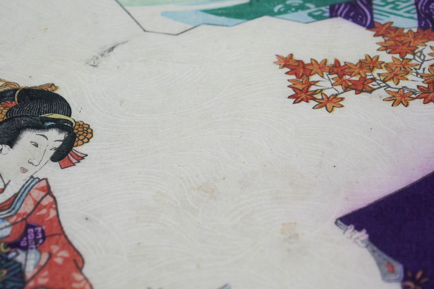 Détail en relief kara-zuri représentant des vagues stylisées sur papier washi dans une estampe japonaise de 1864 par Kunisada II et Hiroshige II, Genji Monogatari chapitre 7.