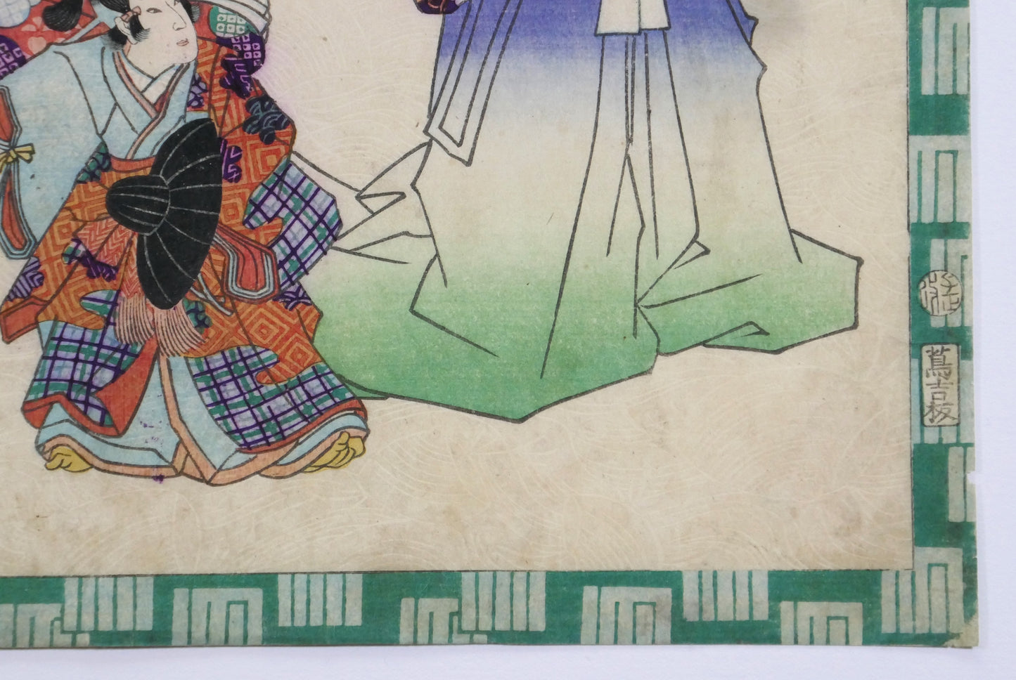 : Détail des kimonos richement décorés sur une estampe ukiyo-e du XIXe siècle représentant une scène du Genji Monogatari.