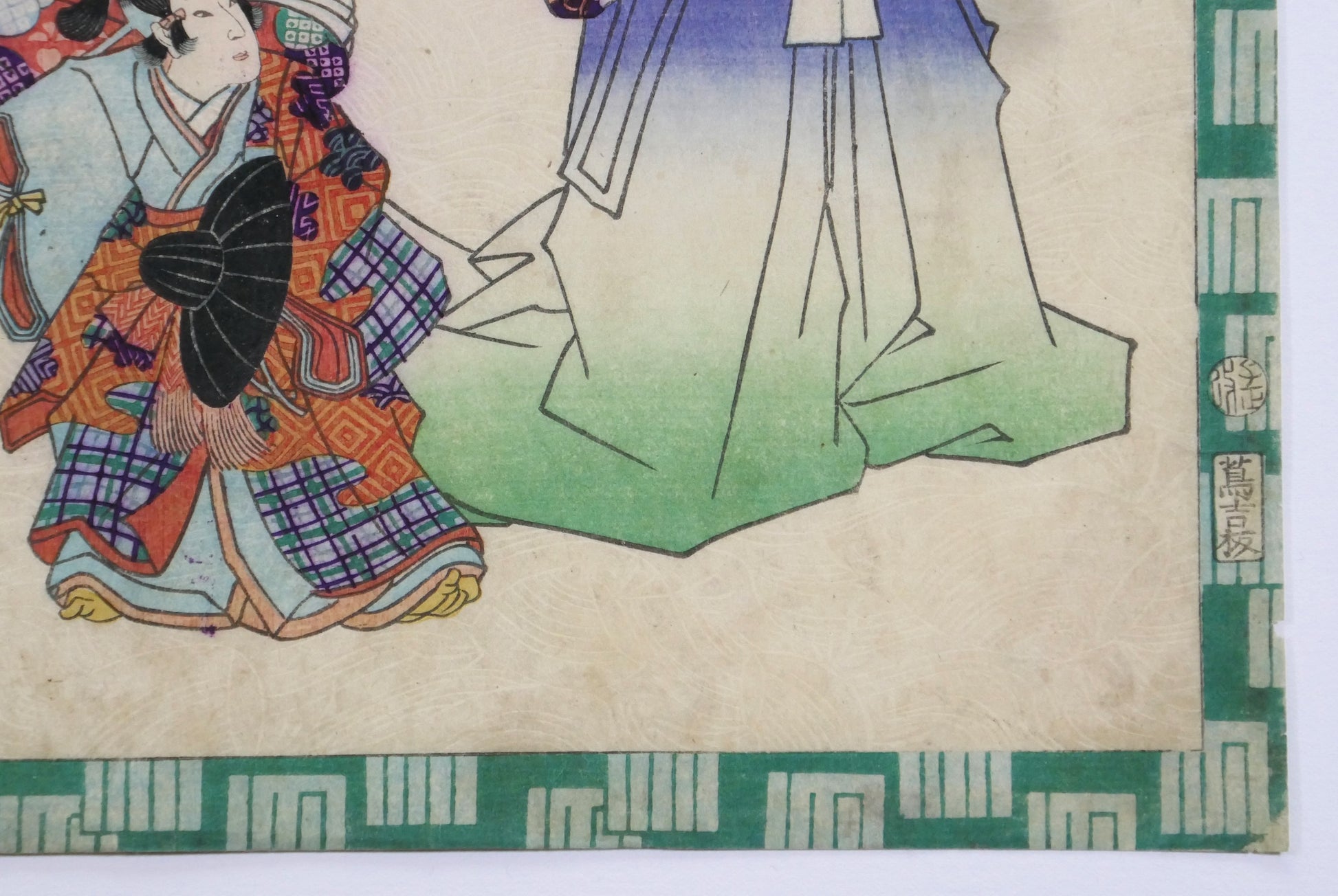 : Détail des kimonos richement décorés sur une estampe ukiyo-e du XIXe siècle représentant une scène du Genji Monogatari.