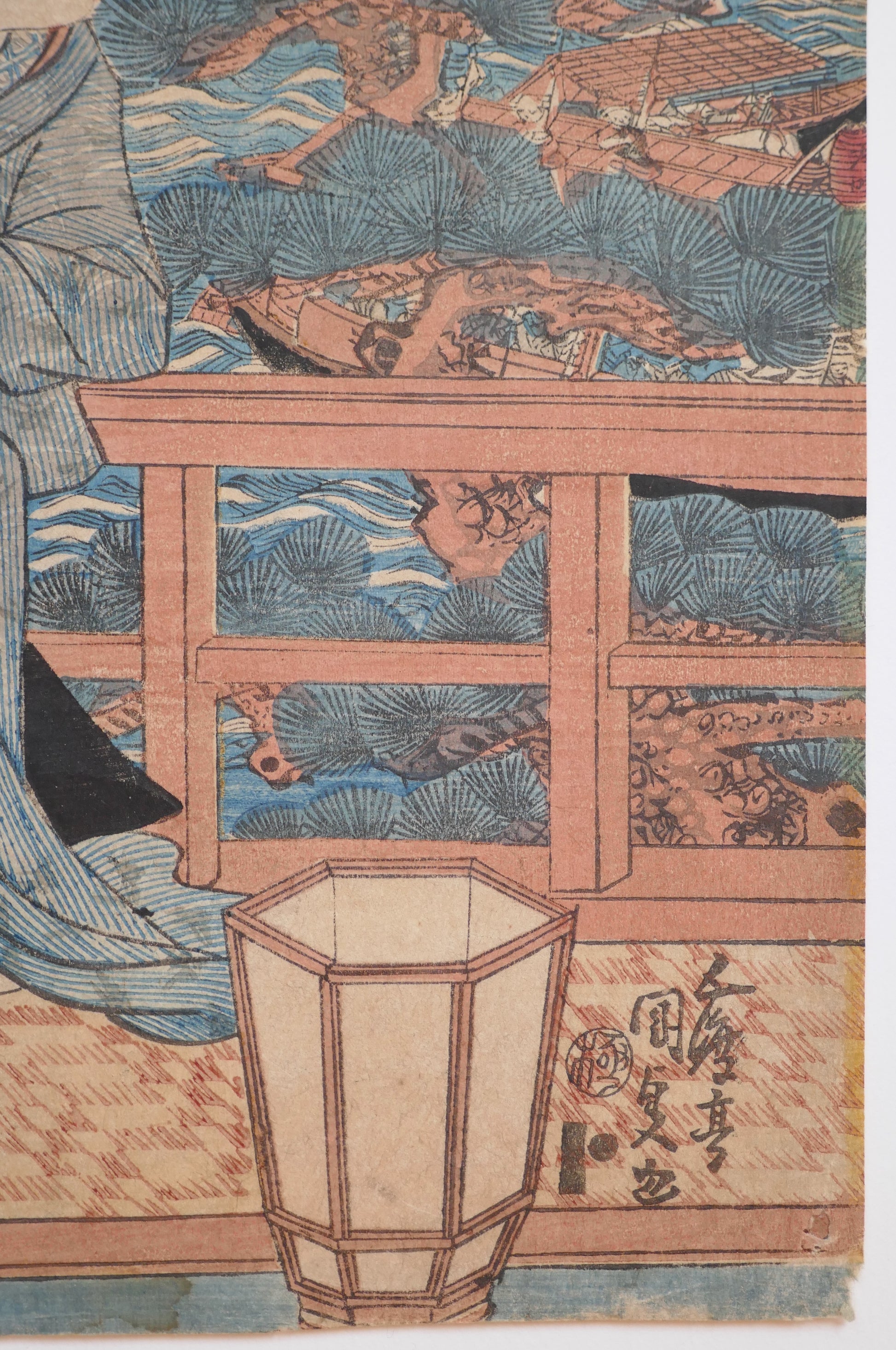 Détail de la balustrade en bois et lanterne hexagonale dans une estampe ukiyo-e de Kunisada, scène nocturne à Ryogoku.