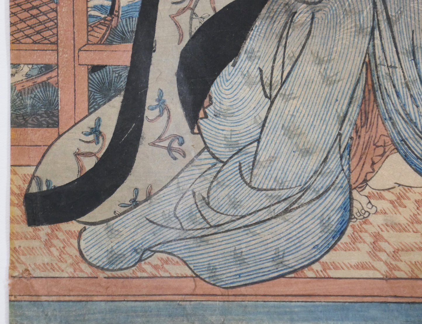 Détail du kimono rayé bleu porté par une femme élégante dans l’estampe de Kunisada, scène de soirée à Ryogoku vers 1830.