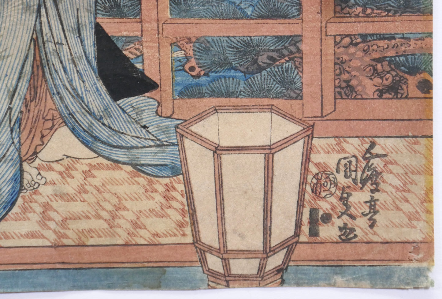 Signature de Kunisada Toyokuni III et sceau Kiwame sur une estampe japonaise d’époque Edo illustrant Ryogoku le soir.