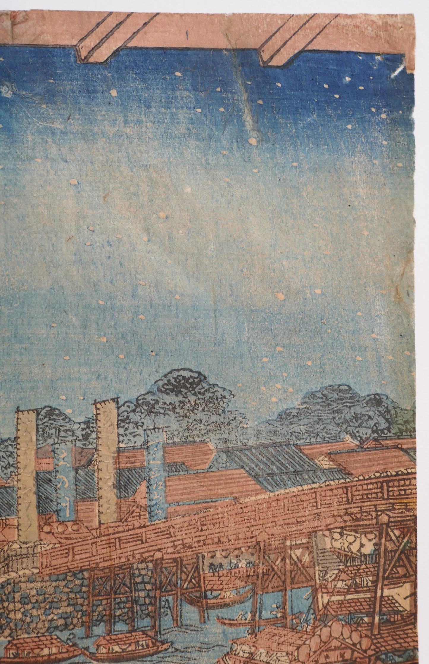 Détail du pont de Ryogoku sous un ciel étoilé, estampe japonaise d’époque Edo signée Kunisada Toyokuni III.