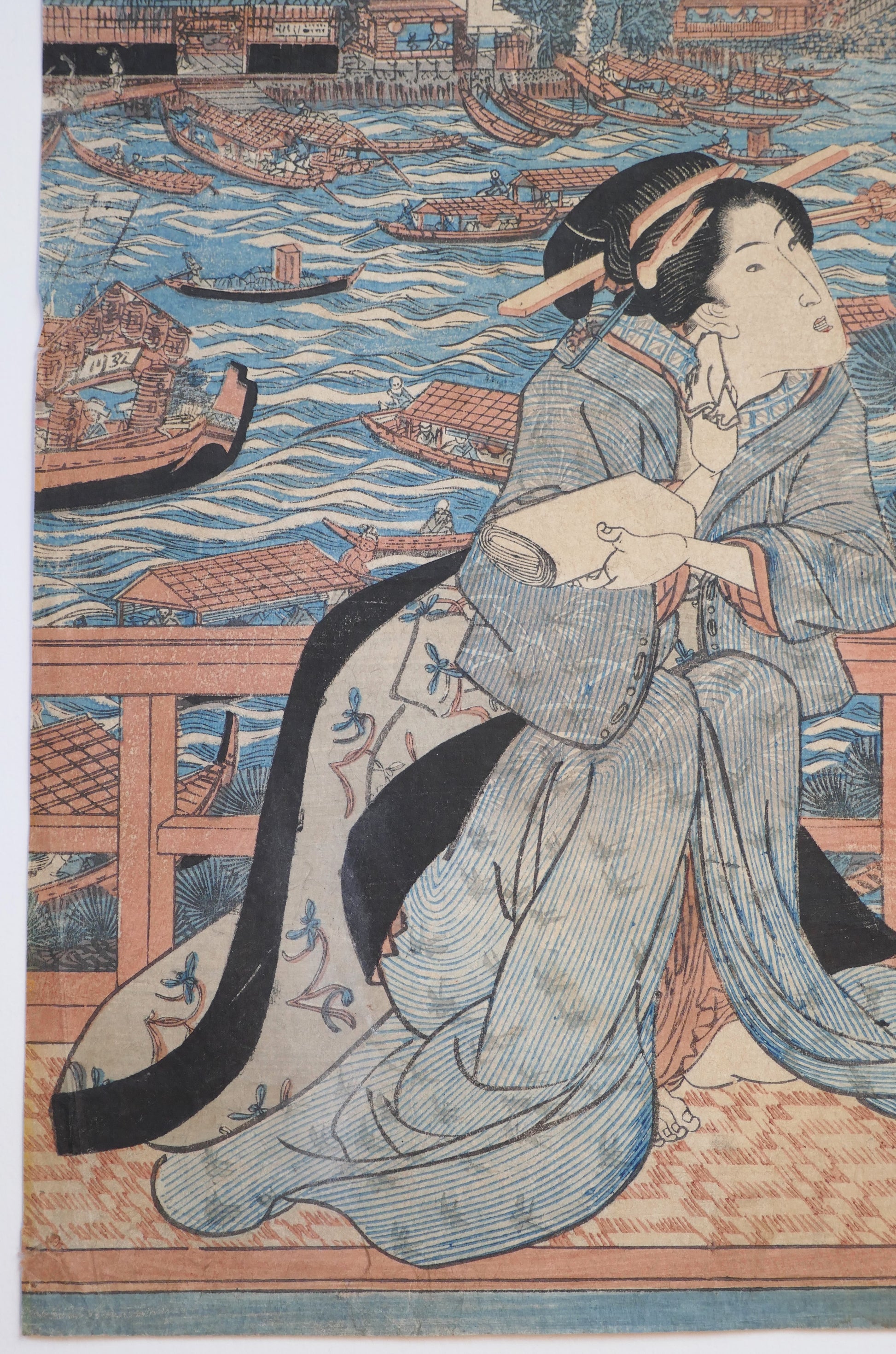 Détail du kimono rayé bleu d'une femme assise sur une terrasse, estampe ukiyo-e "Ryogoku Yusuzumi" vers 1830.