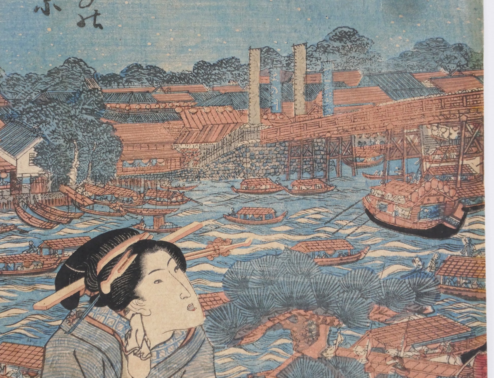 Vue du pont de Ryogoku et de la rivière Sumida animée de bateaux dans une estampe japonaise début XIXe siècle.