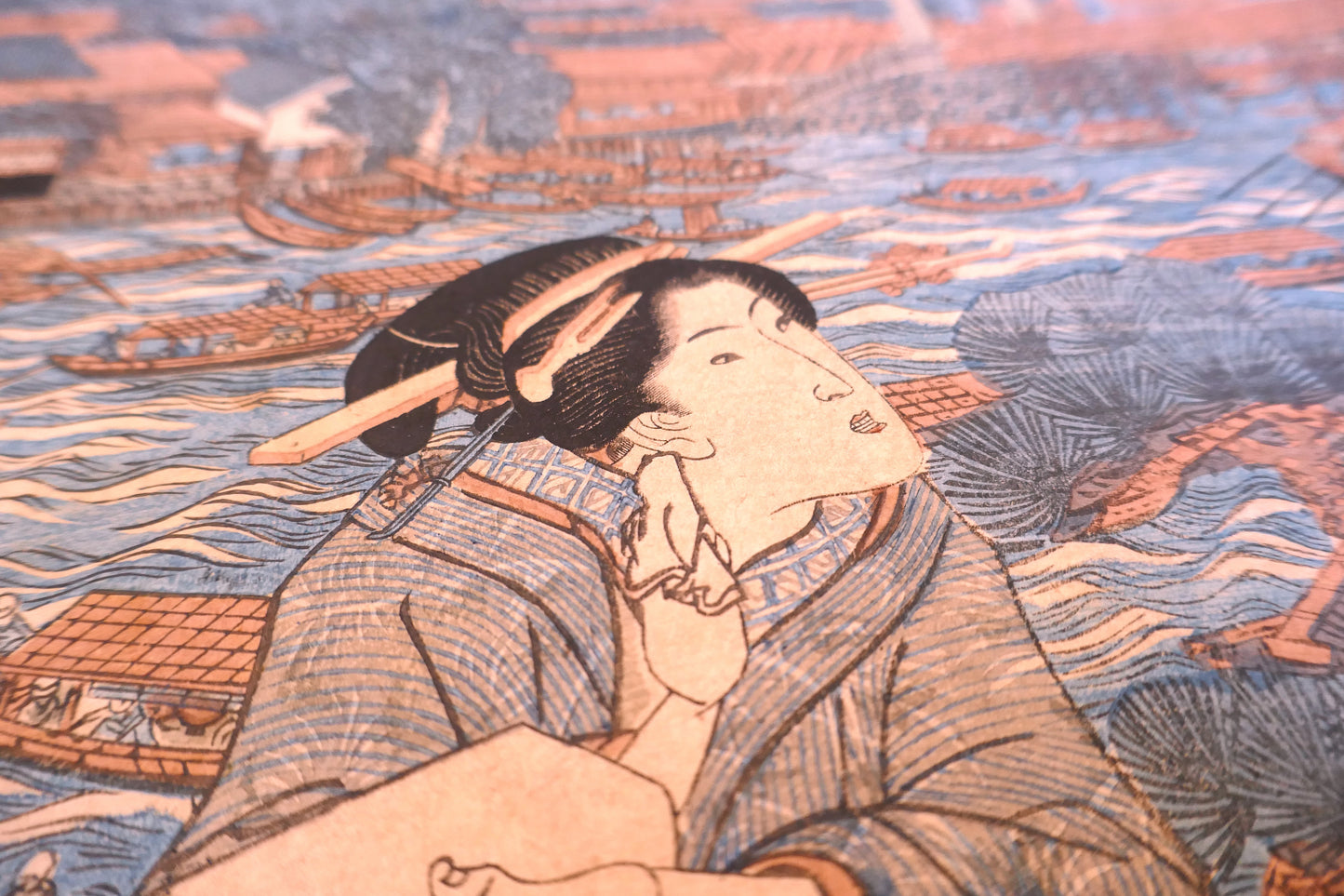 Gros plan sur le visage d'une femme élégante dans l’estampe ukiyo-e "Ryogoku Yusuzumi" par Kunisada Toyokuni III.
