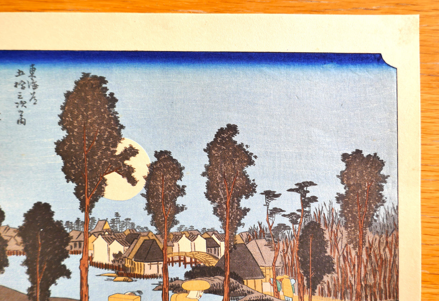 Détail de la lune sur l'estampe Numazu par Hiroshige, reproduction époque Taishō.