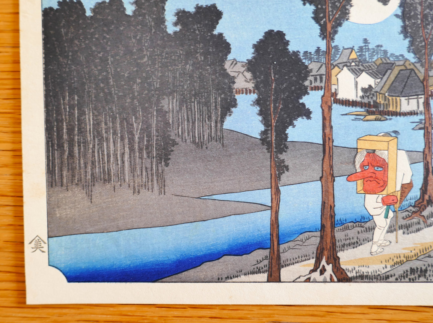 Gros plan d'un personnage portant un masque Tengu sur l'estampe Numazu par Hiroshige, reproduction époque Taishō.