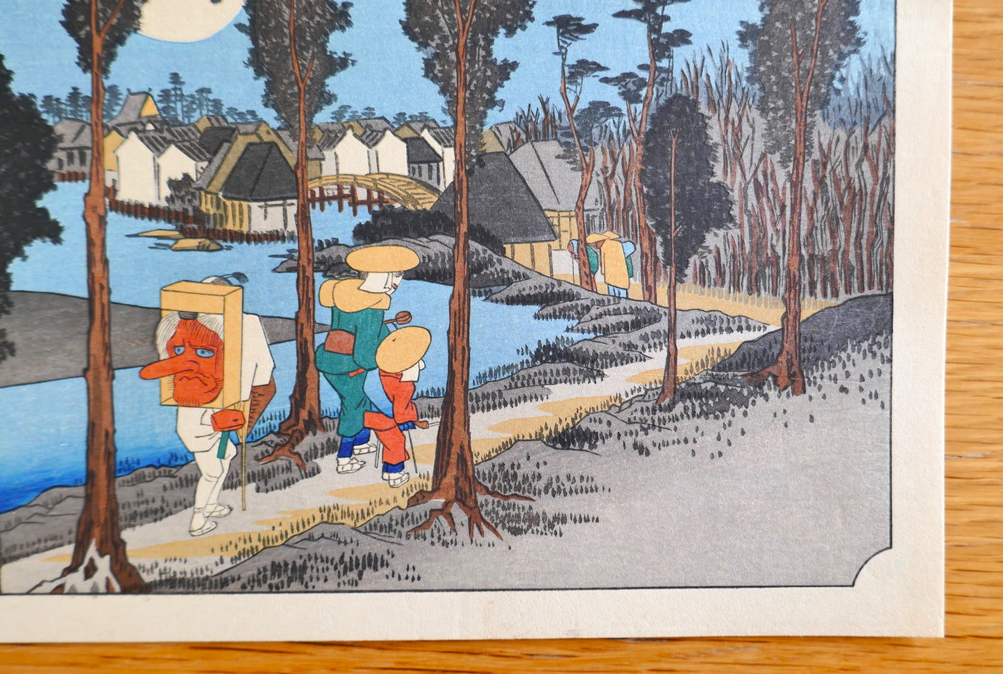 Détail des personnages marchant vers le village dans l'estampe Numazu par Hiroshige, reproduction Taishō 1926.