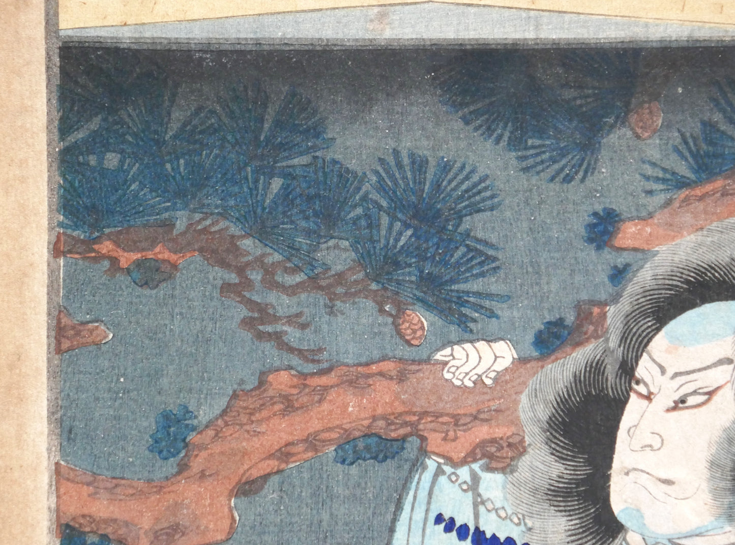 Détail de l’estampe de Yoshiiku Ochiai représentant la main du guerrier Higuchi Jirō Kanemitsu saisissant une branche de pin, série Imayō Nazorae Genji, chapitre Matsukaze, 1863, époque Edo.