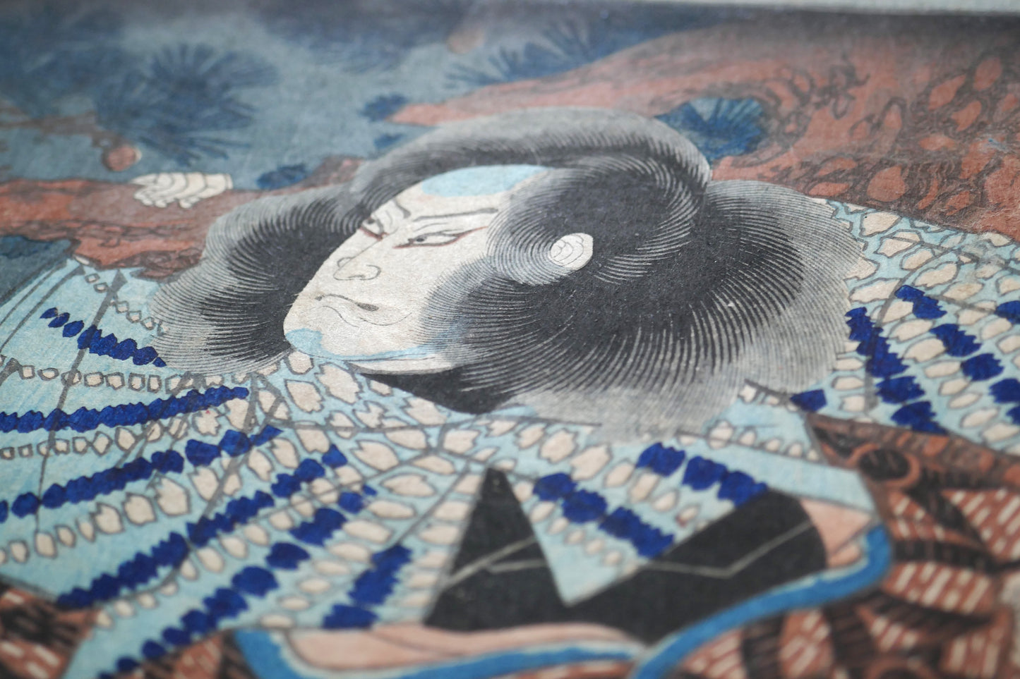 Gros plan de l’estampe de Yoshiiku montrant le visage expressif du guerrier Higuchi Jirō Kanemitsu en armure, extrait du chapitre Matsukaze de la série Imayō Nazorae Genji, 1863, époque Edo.