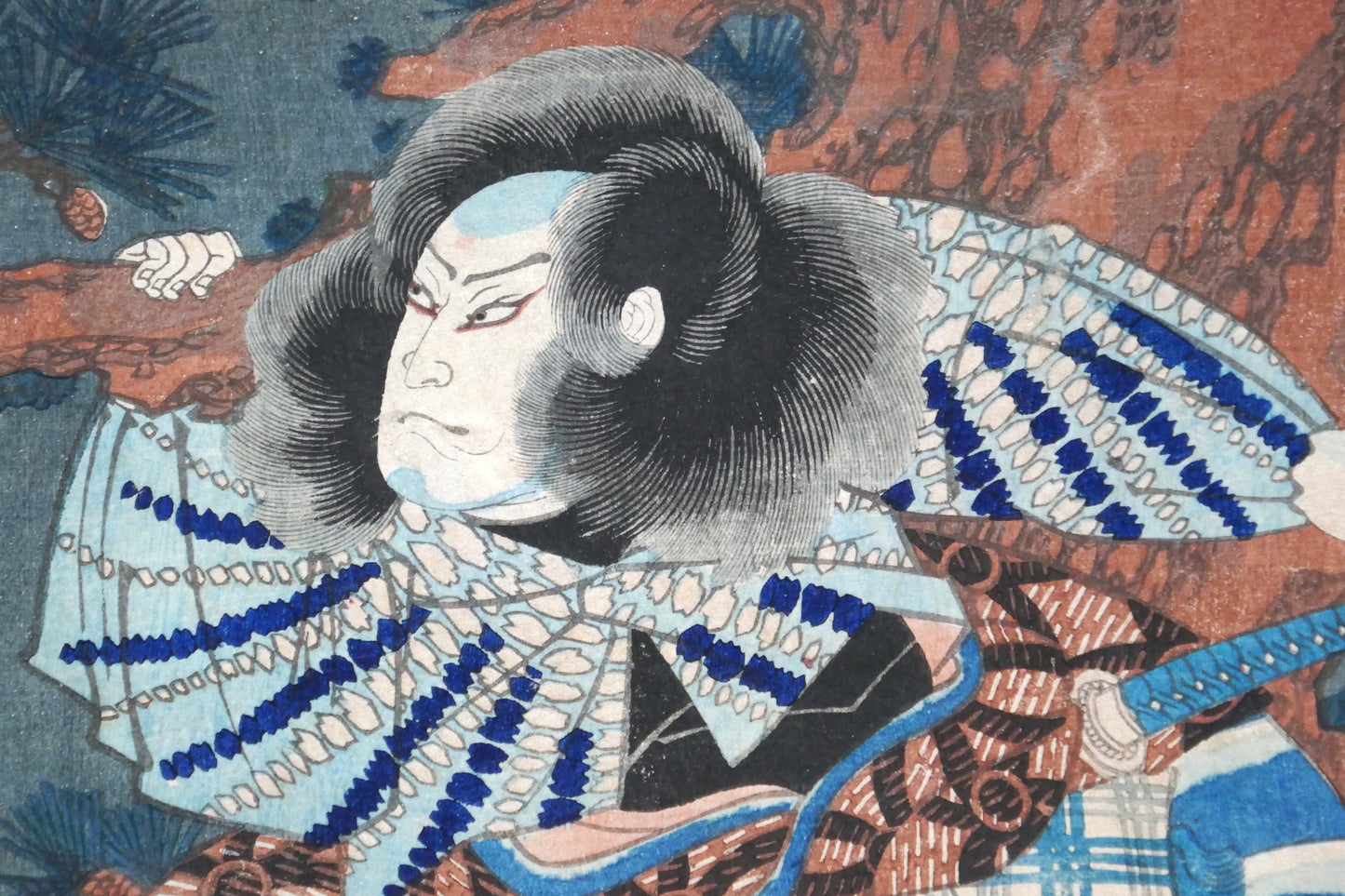 Détail de l’estampe de Yoshiiku Ochiai représentant la main du guerrier Higuchi Jirō Kanemitsu saisissant une branche de pin, série Imayō Nazorae Genji, chapitre Matsukaze, 1863, époque Edo.