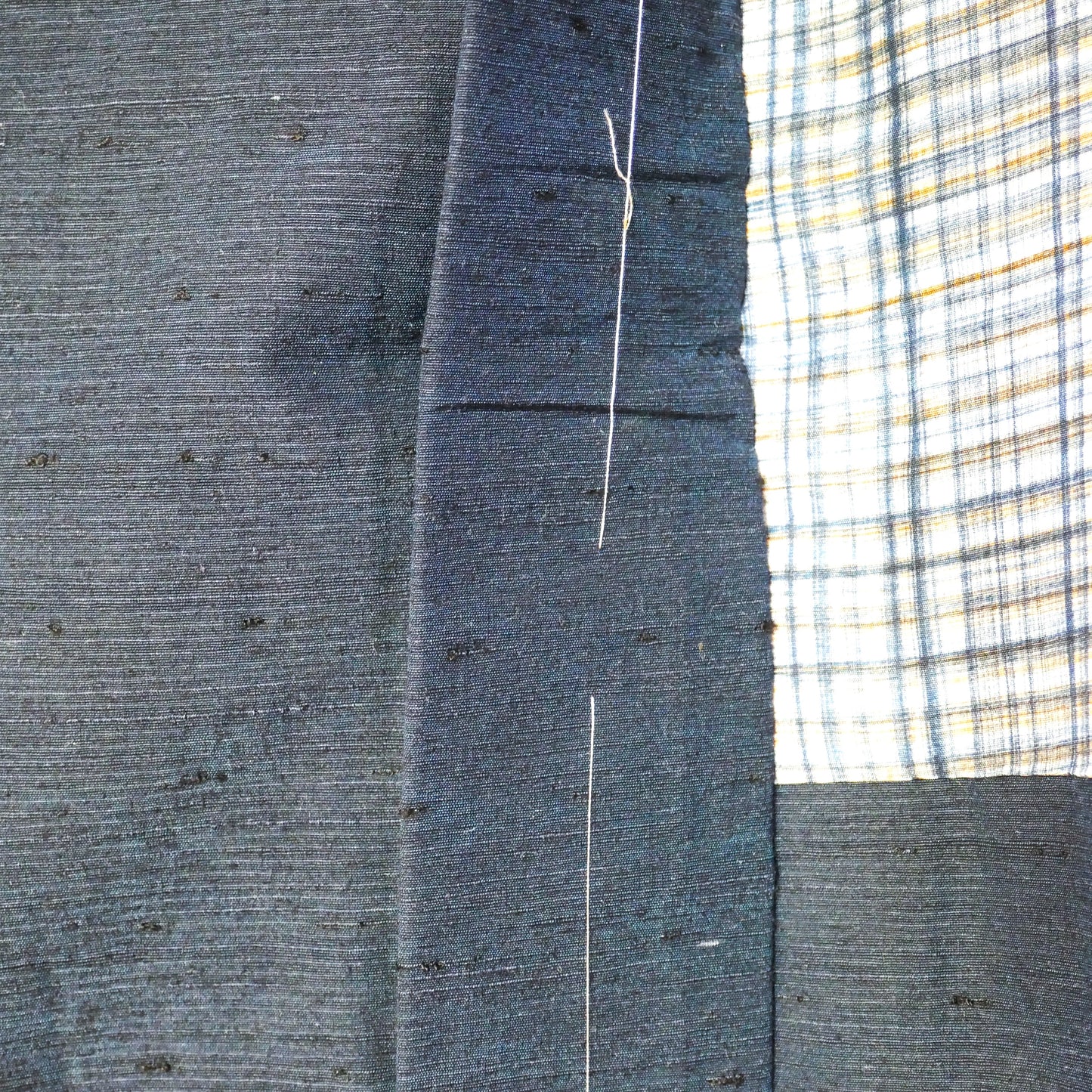 Fil de bâti apparent sur un haori japonais neuf jamais porté, soie texturée