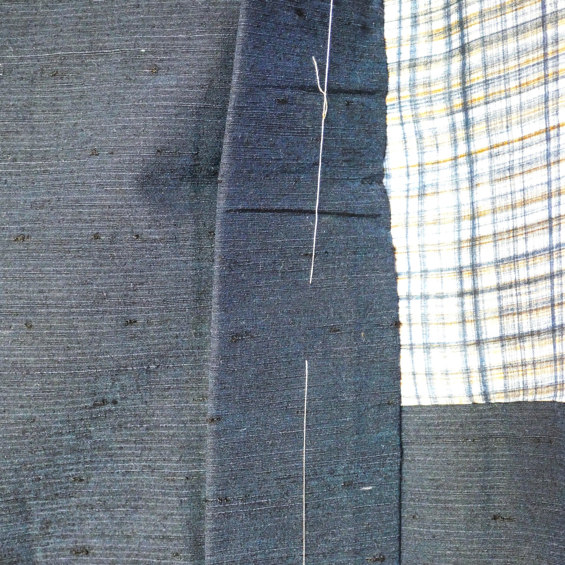 Fil de bâti apparent sur un haori japonais neuf jamais porté, soie texturée