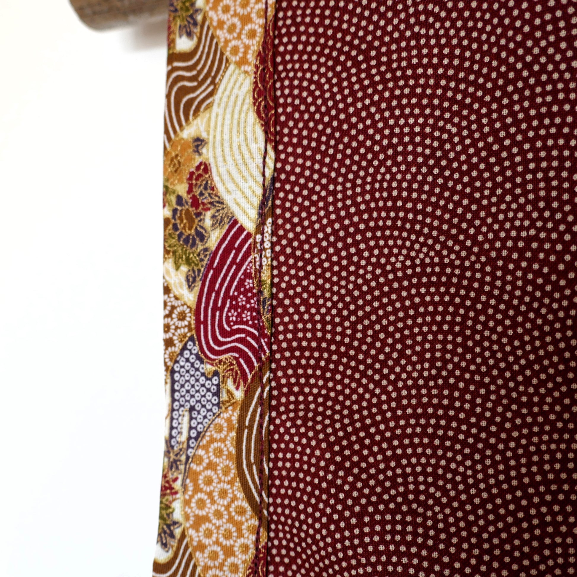 zoom sur la finition d'une manche motif éventails