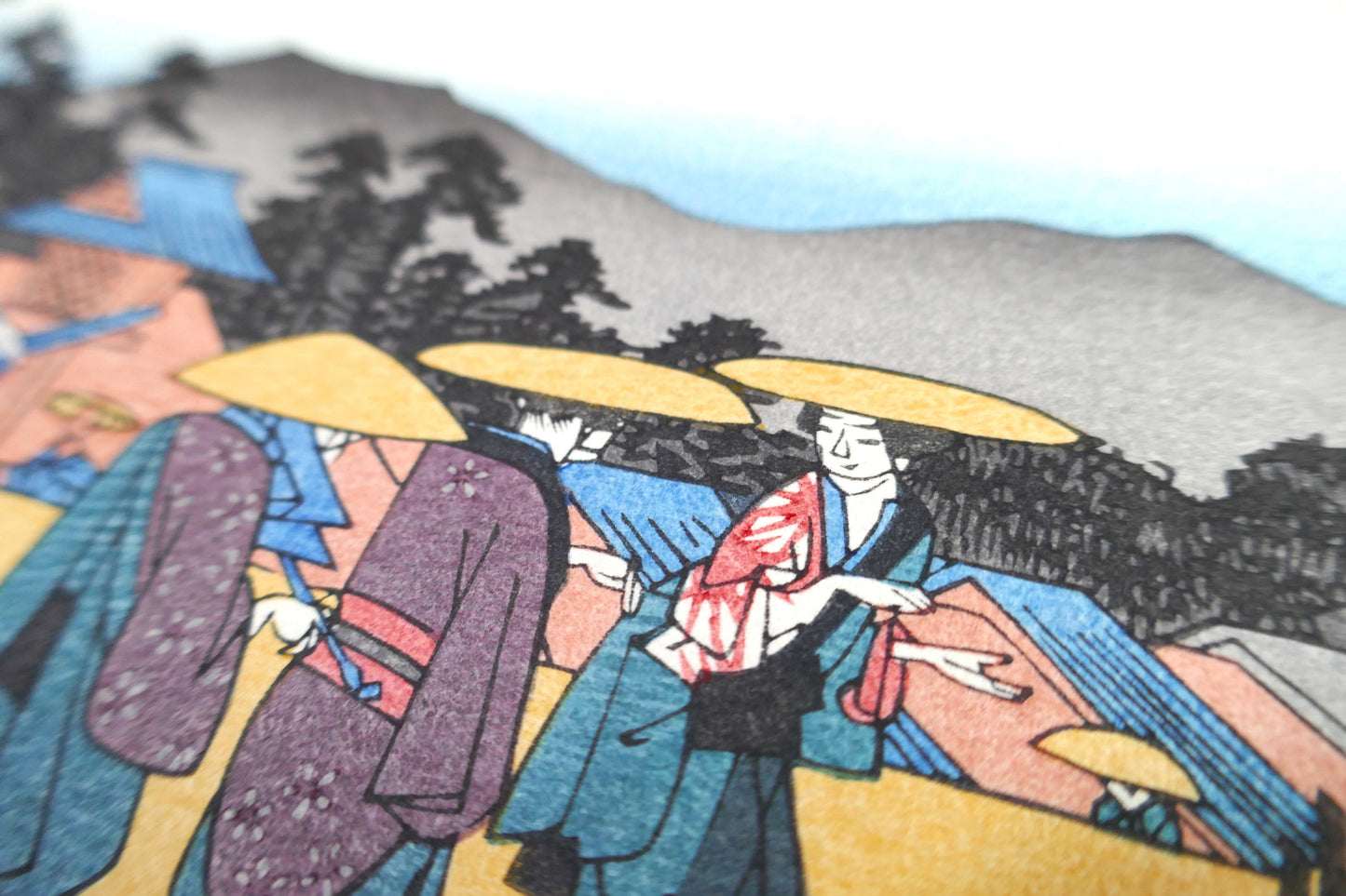 Gros plan d’une femme en kimono avec chapeau kasa, sur estampe japonaise de Hiroshige