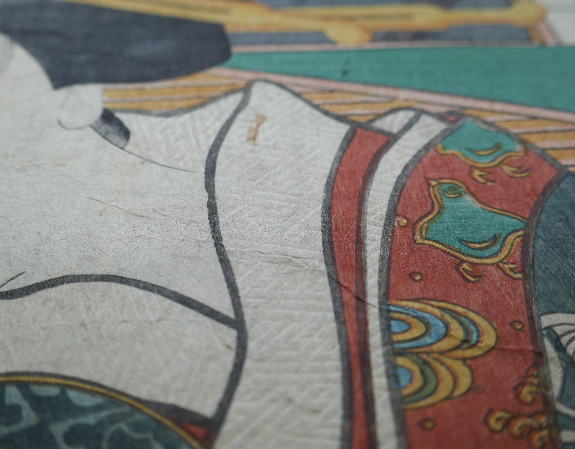 Vue latérale montrant le gaufrage (karazuri) sur le col et les motifs d'oiseau sur le kimono