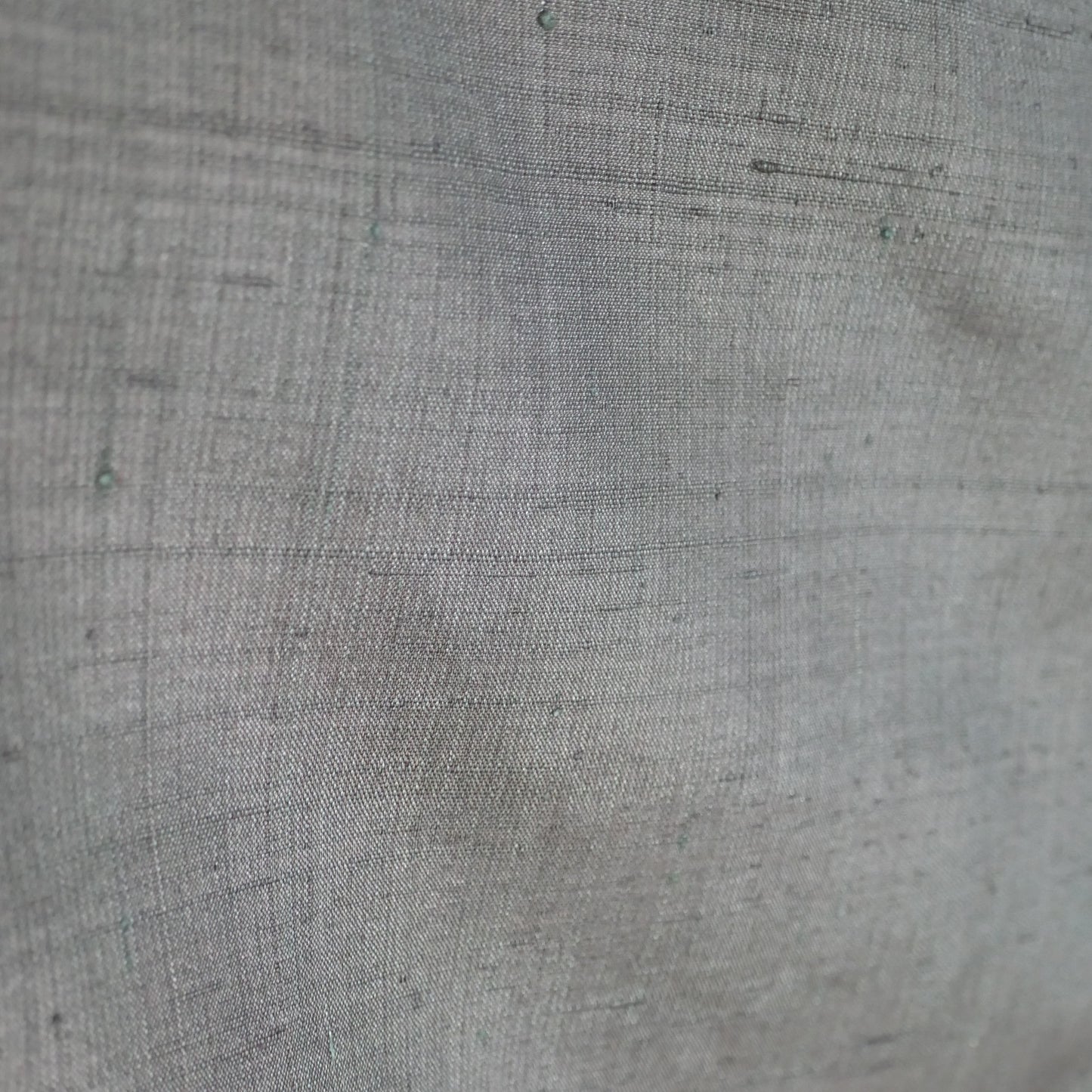 Gros plan sur la texture de la soie d’un haori vintage gris anthracite
