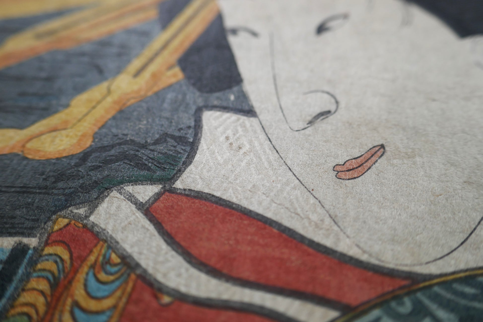 Gros plan de la texture du papier washi avec technique karazuri sur le col du kimono visible en relief.