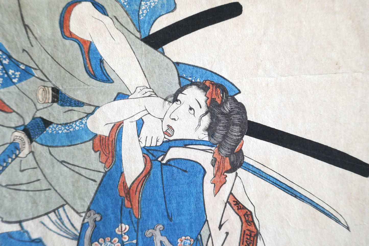 Gros plan sur le visage terrifié de la jeune fille dans l’estampe de Kuniyoshi représentant Awa no Jūrōbei.
