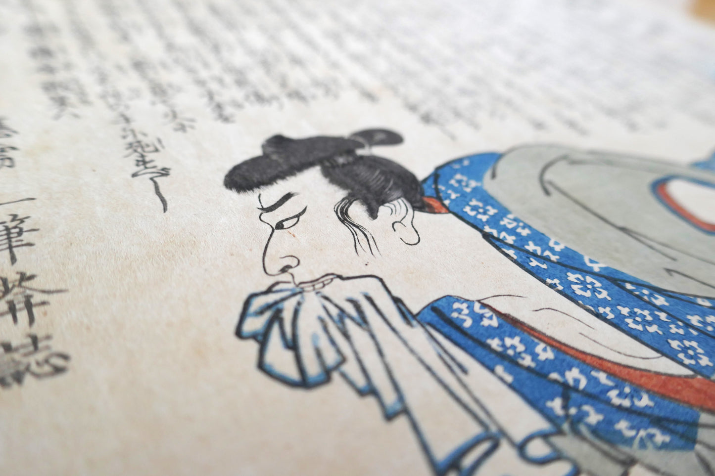 Gros plan sur le visage de Jūrōbei serrant un tissu dans sa bouche dans l’estampe de Kuniyoshi, série Skillfully Tempered Sharp Blades.