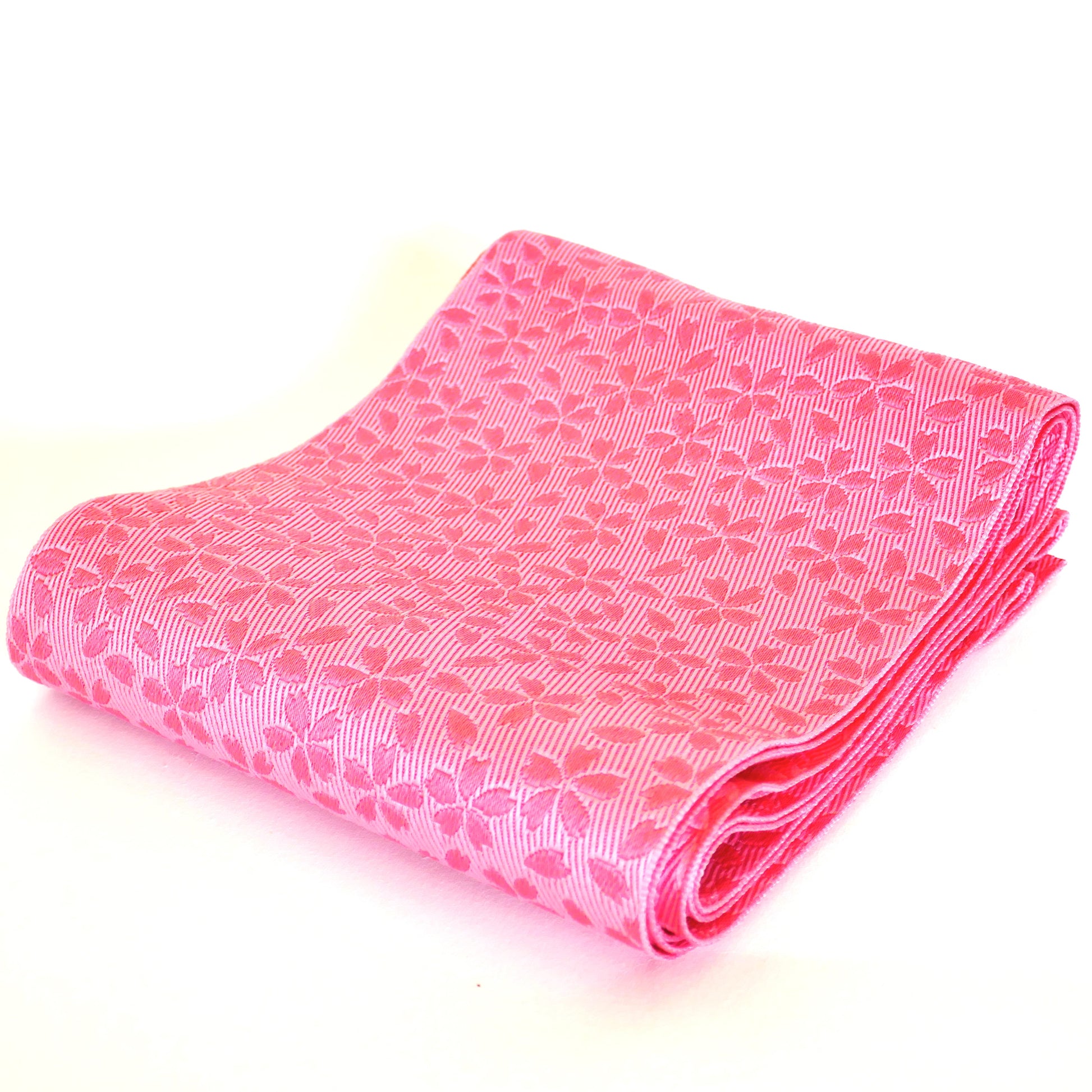 Vue en perspective d’un obi hanhaba rose à motif floral japonais