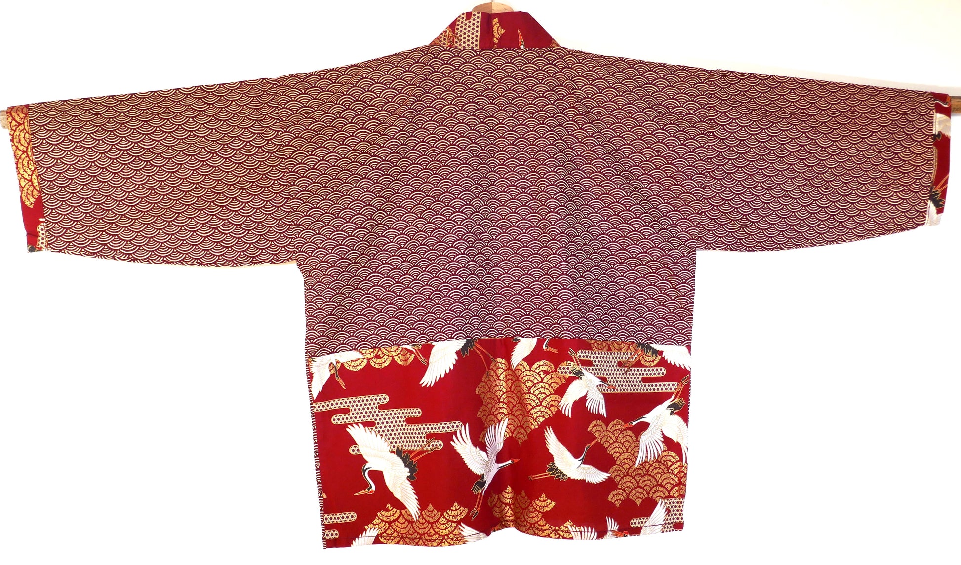 Vue de dos complète du haori Akane Tsuru, haut en seigaiha rouge, bas contrasté avec tissu japonais à motifs de grues dorées.