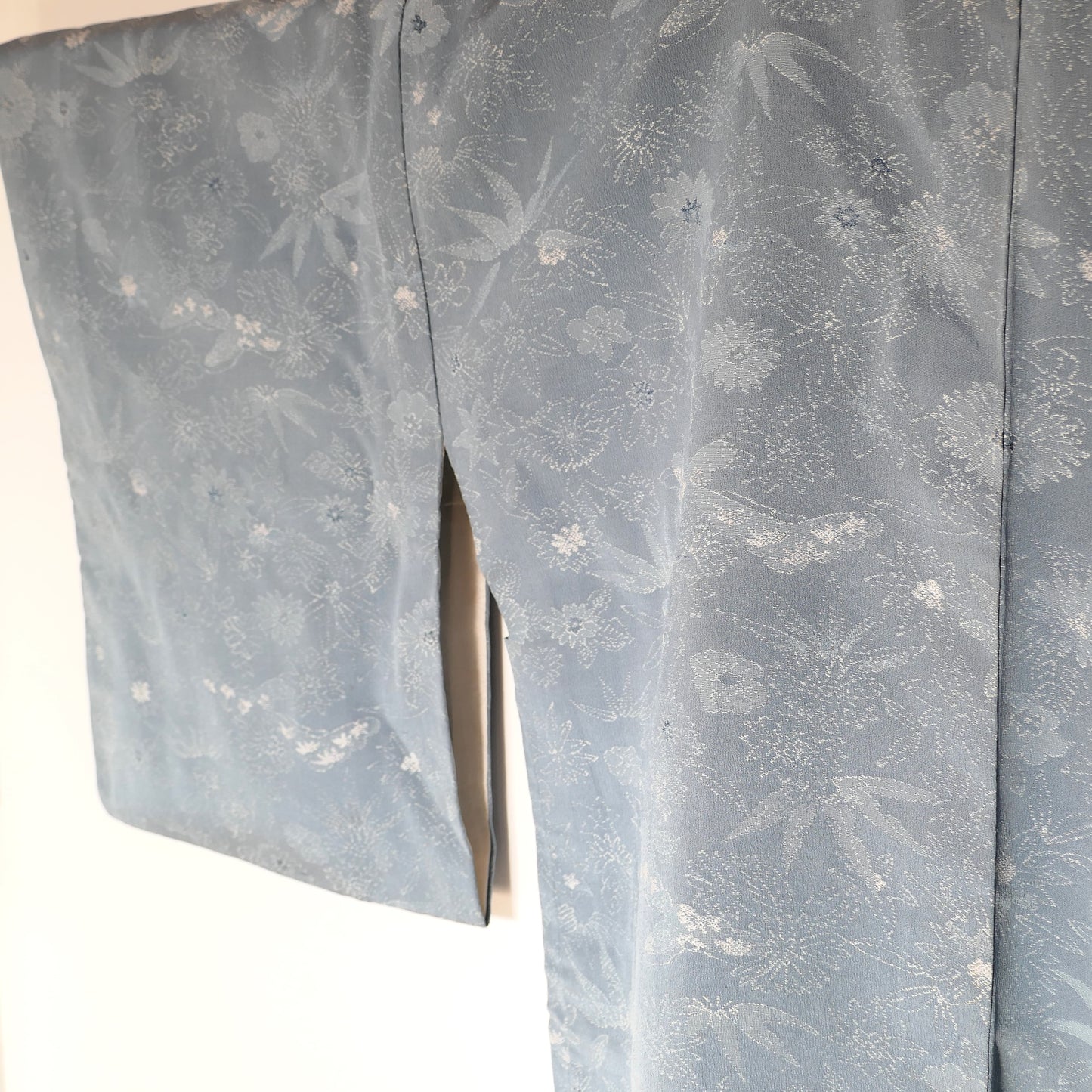 Manches du haori en soie bleu ciel, décorées de feuillage japonais dont des feuilles de bambou tissées.