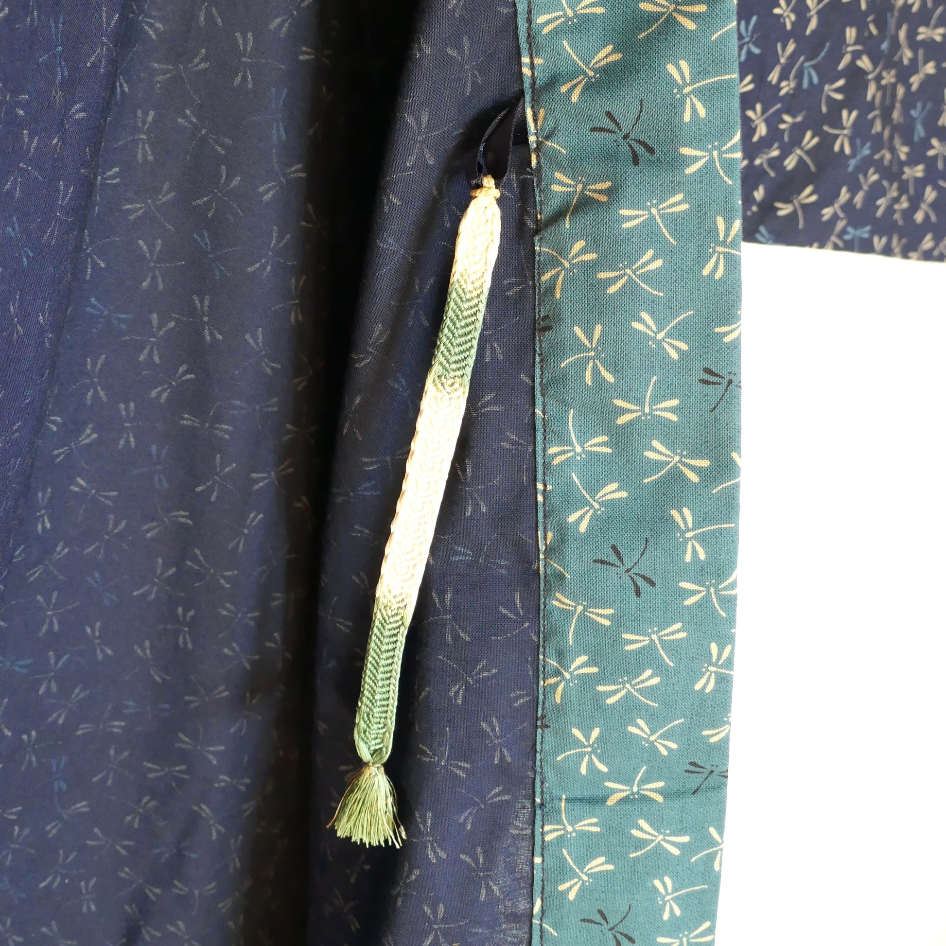 Fermeture traditionnelle du haori Full Tombo avec cordon tressé obijime obihimo vert clair, détail élégant de la pièce.