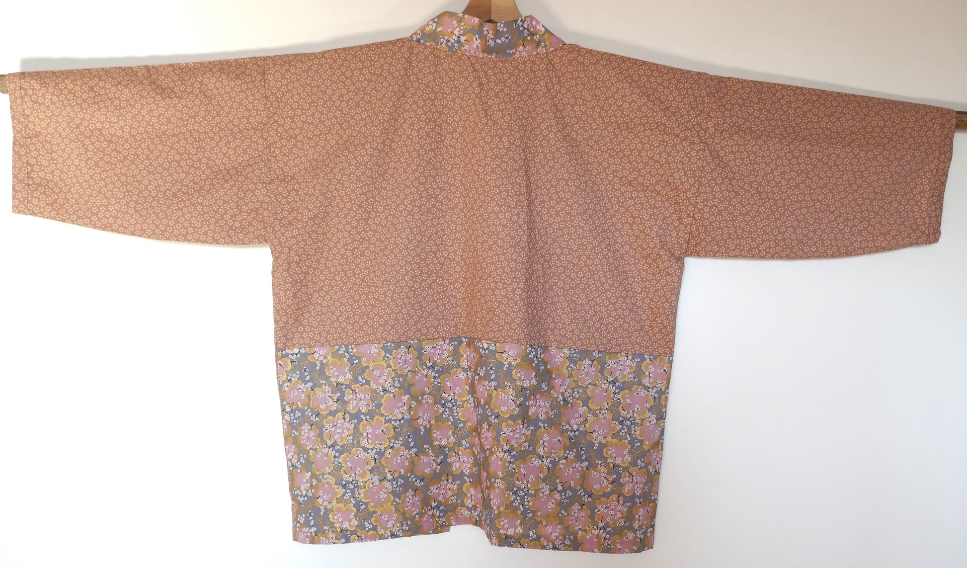 Vue arrière du haori Hanami avec empiècement contrasté à motifs de fleurs de cerisier japonaises dorées.