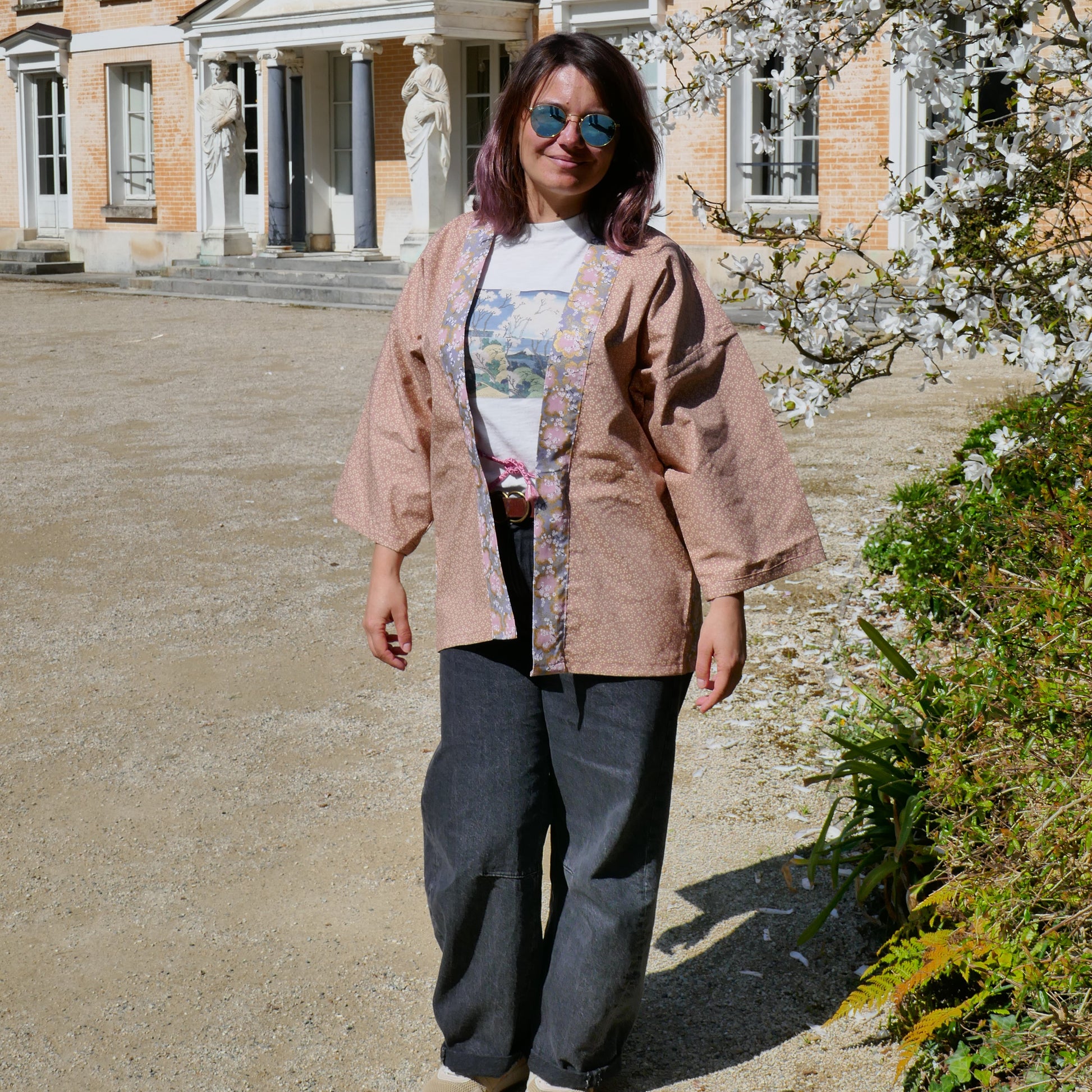 Mikan en haori Hanami, mettant en valeur le col fleuri façon sakura – kimono moderne cousu main, ambiance hanami.