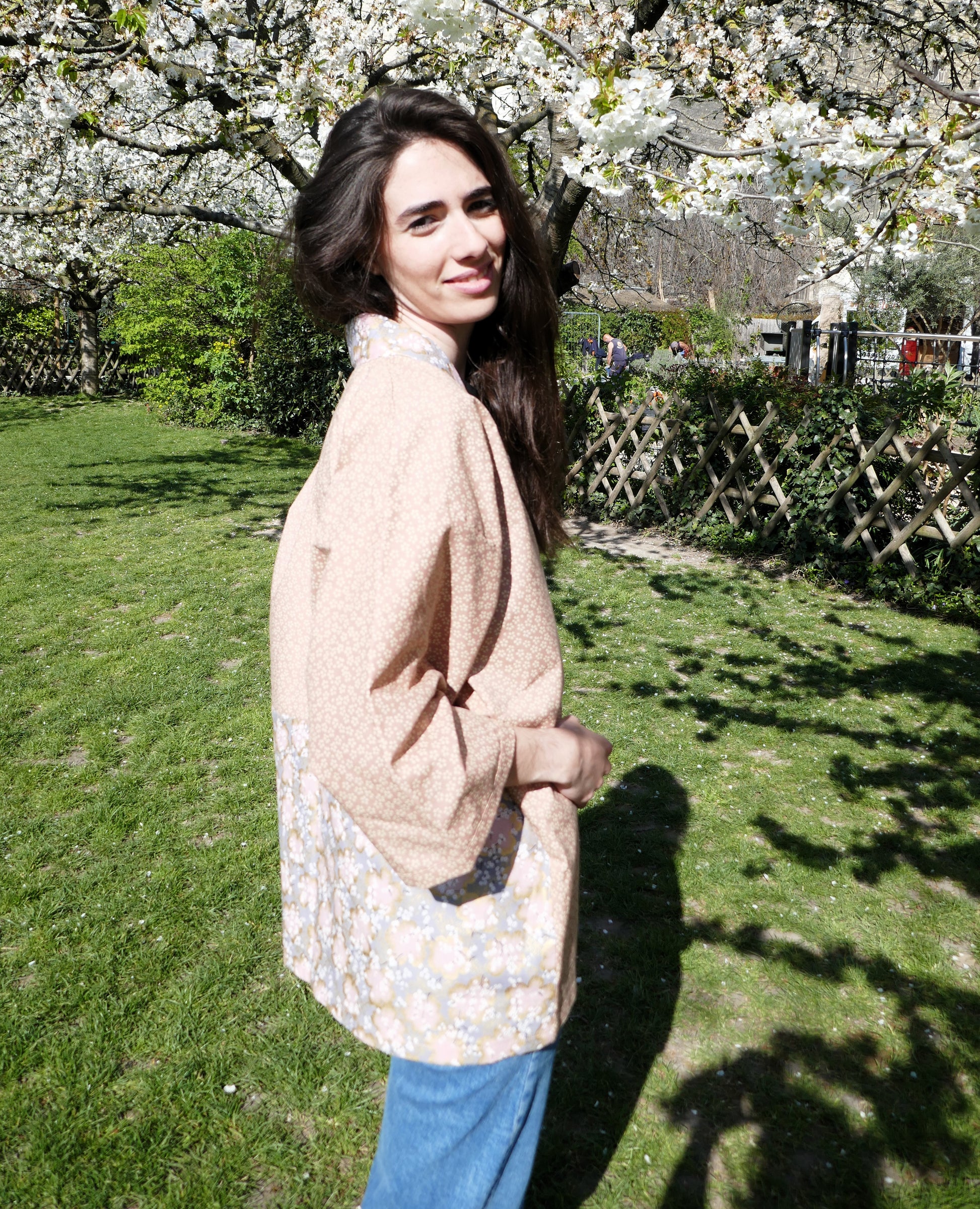 Mayssa porte le haori Hanami by KOGEDO l'Atelier, kimono moderne aux motifs de fleurs de cerisier, ambiance fraîche et lumineuse sous les sakura.