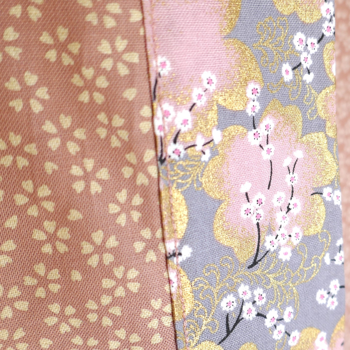 Détail du tombé du col du haori Hanami, tissu floral contrasté cousu main.