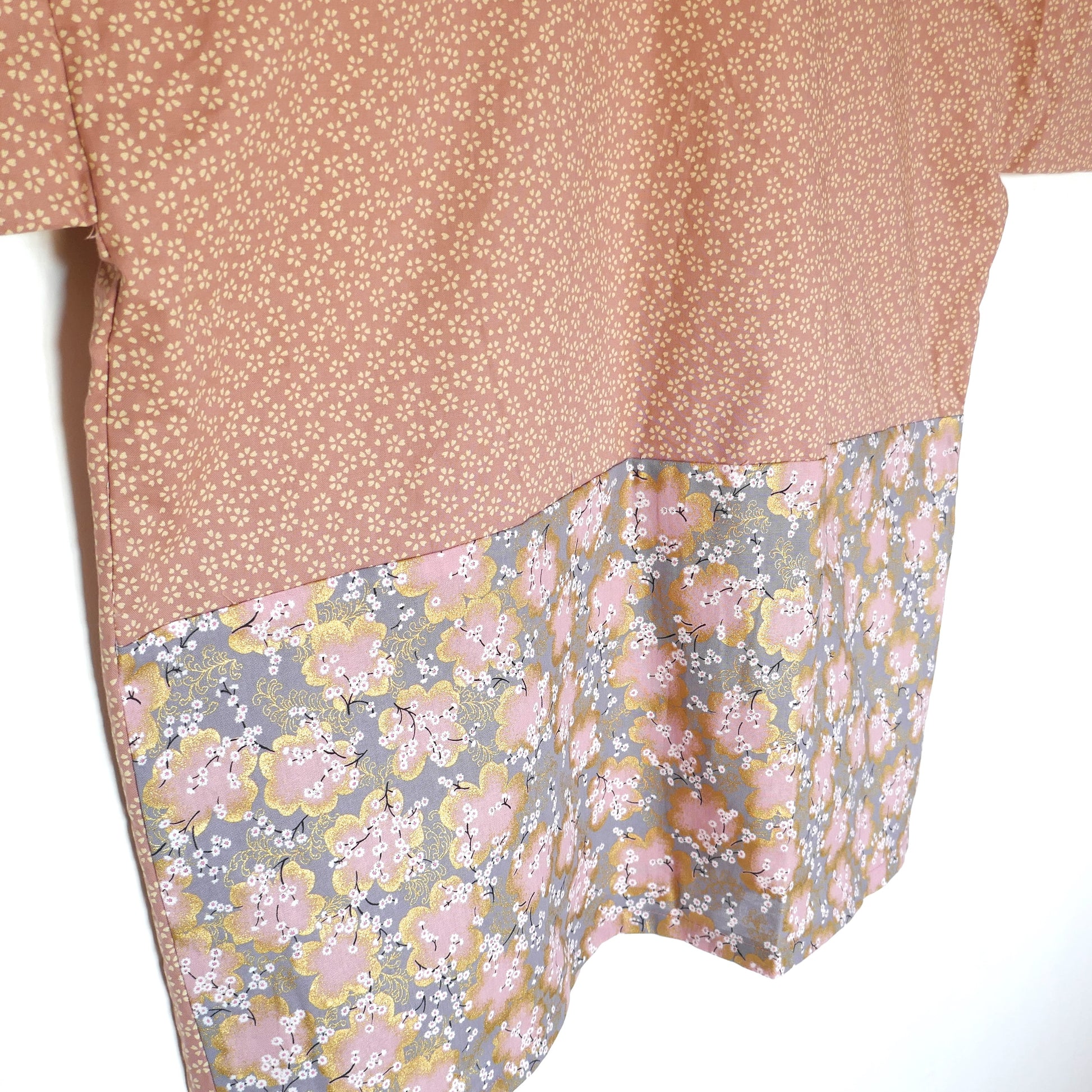 Vue arrière du haori Hanami de KOGEDO avec empiècement contrasté à motifs de fleurs de cerisier japonaises dorées.