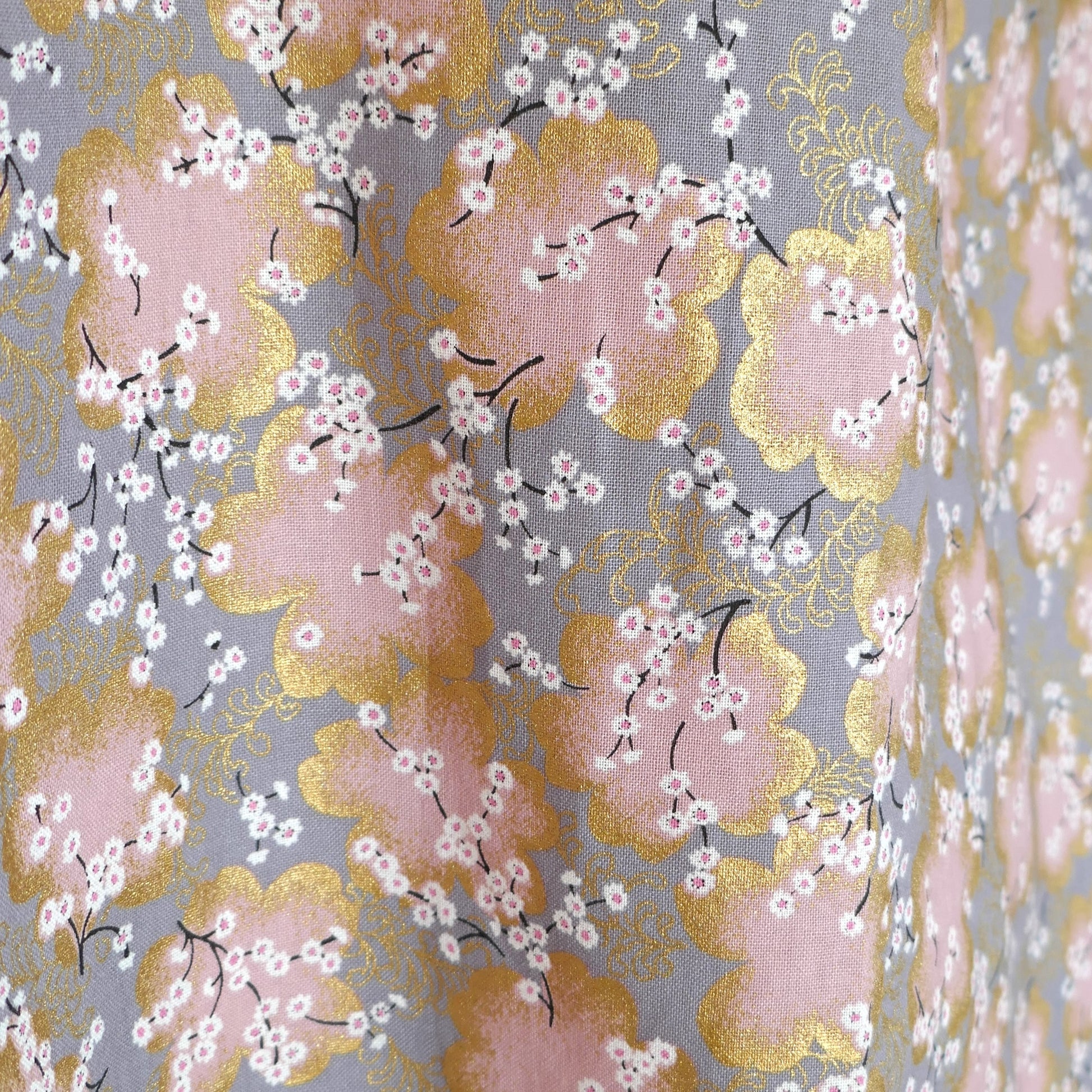 Zoom sur l’empiècement du dos du haori Hanami, tissu japonais à motifs de sakura rose et or.