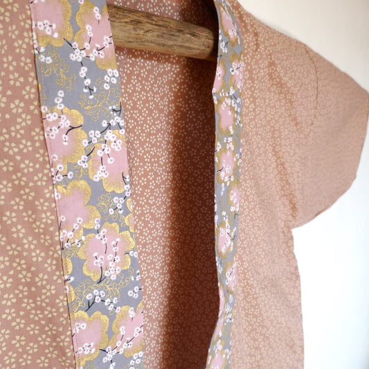 Haori Hanami par KOGEDO l'Atelier en vue 3/4 suspendu, couleur vieux rose et motifs floraux japonais.