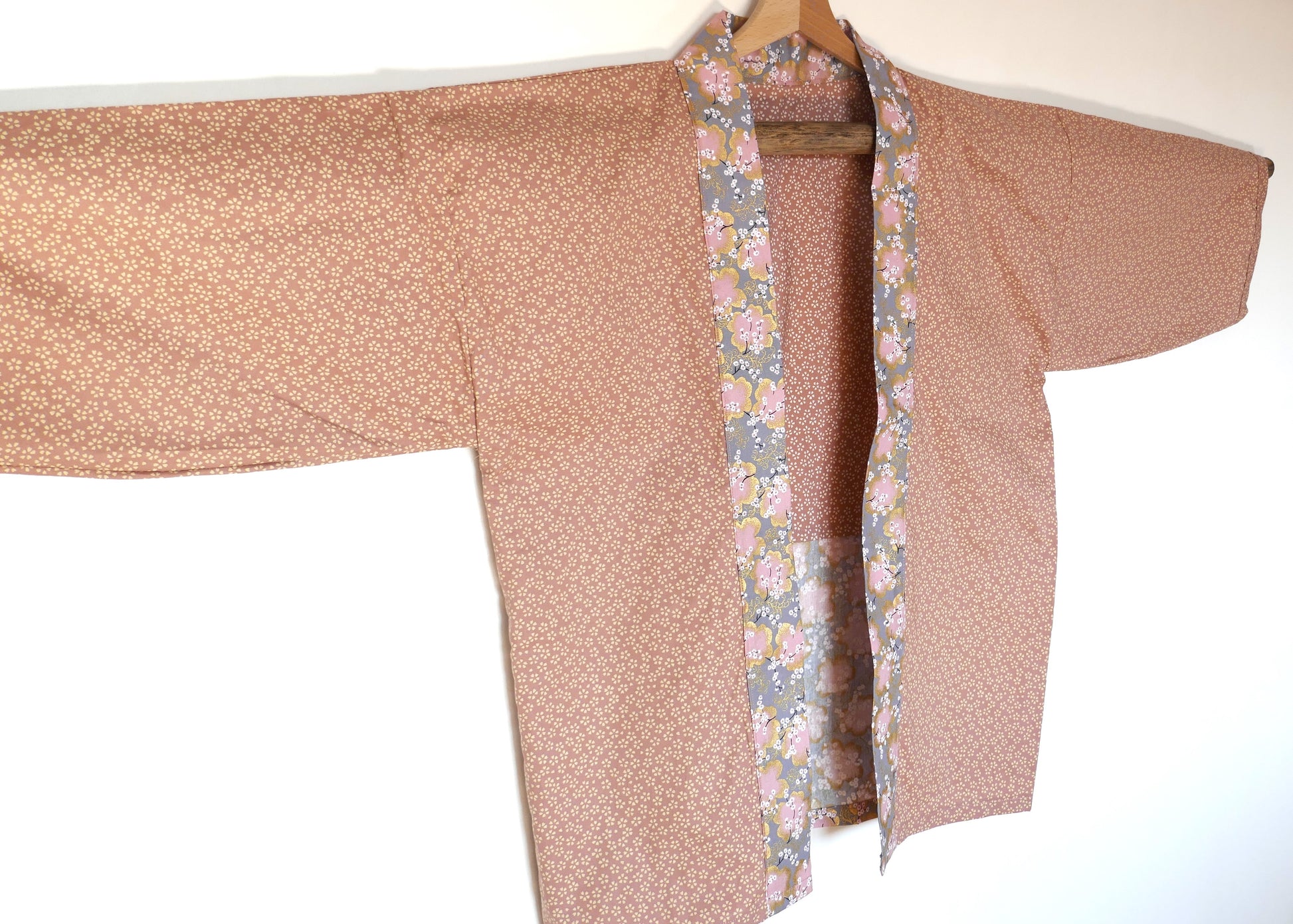 Haori japonais Hanami par KOGEDO l'Atelier vu de face, tissu vieux rose à motifs sakura, col et manches contrastés.
